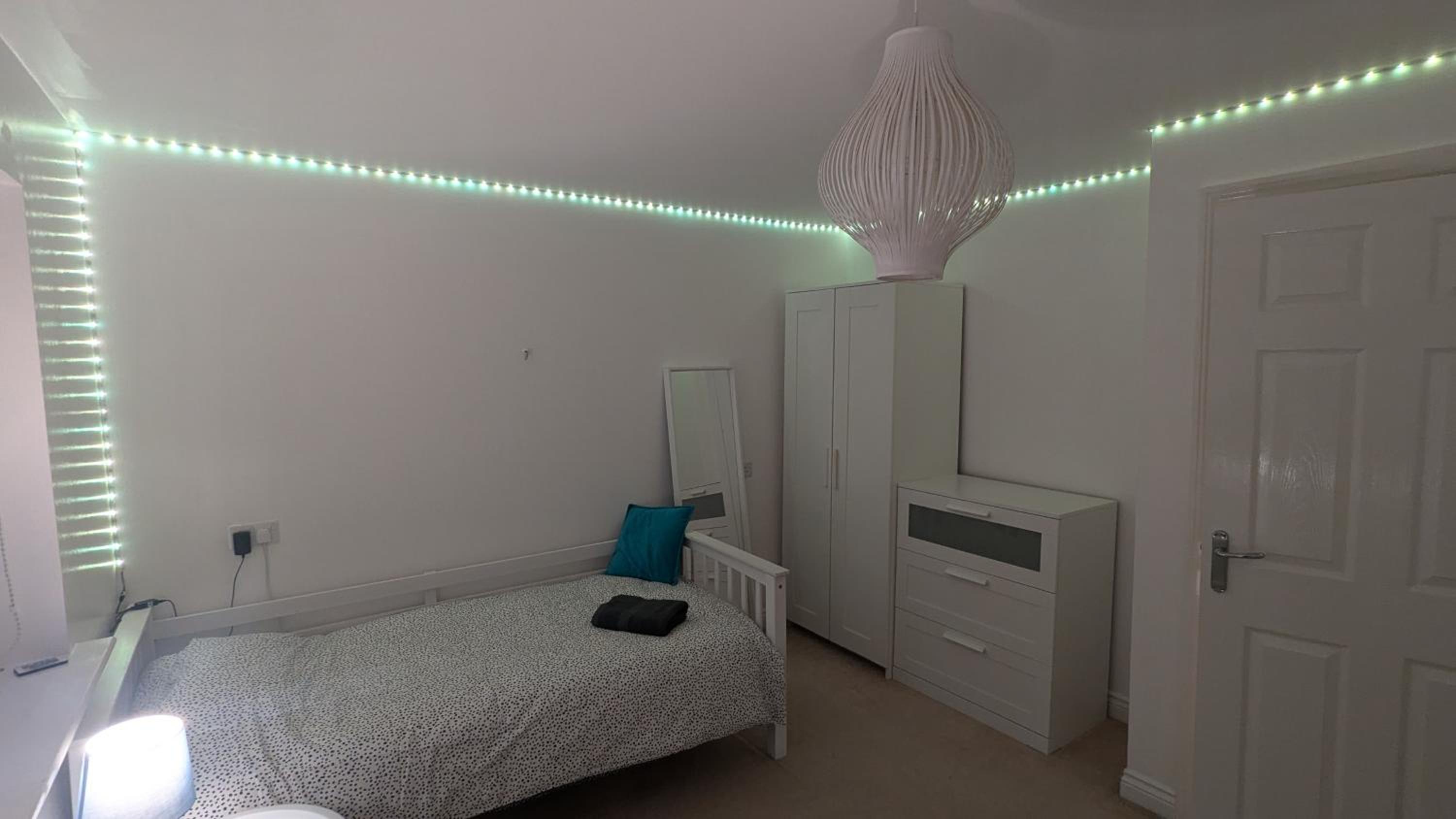 Sleeps up to 8 guests - Modern townhouse near Newcastle