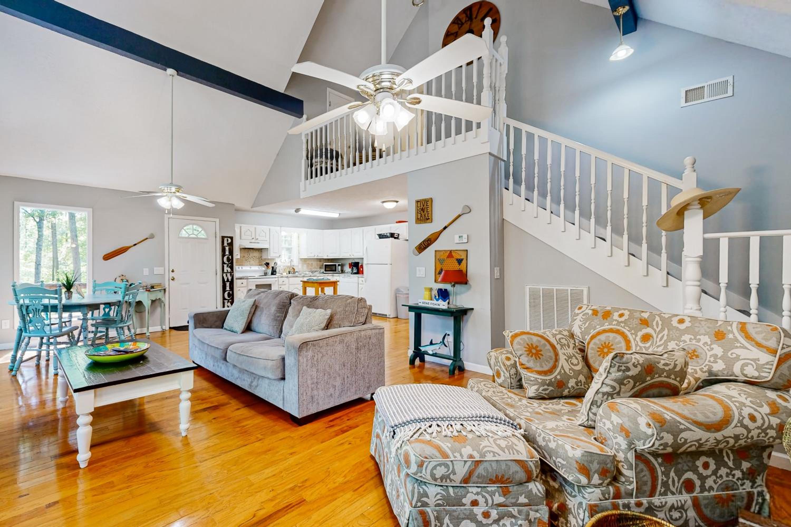Dog-Friendly, Bright Cabin with Deck!