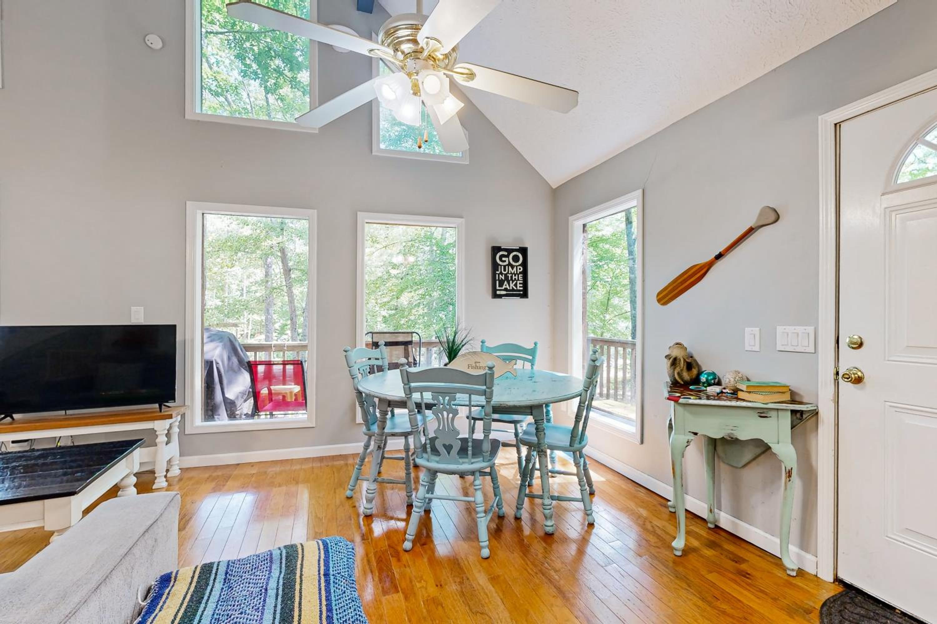 Dog-Friendly, Bright Cabin with Deck!