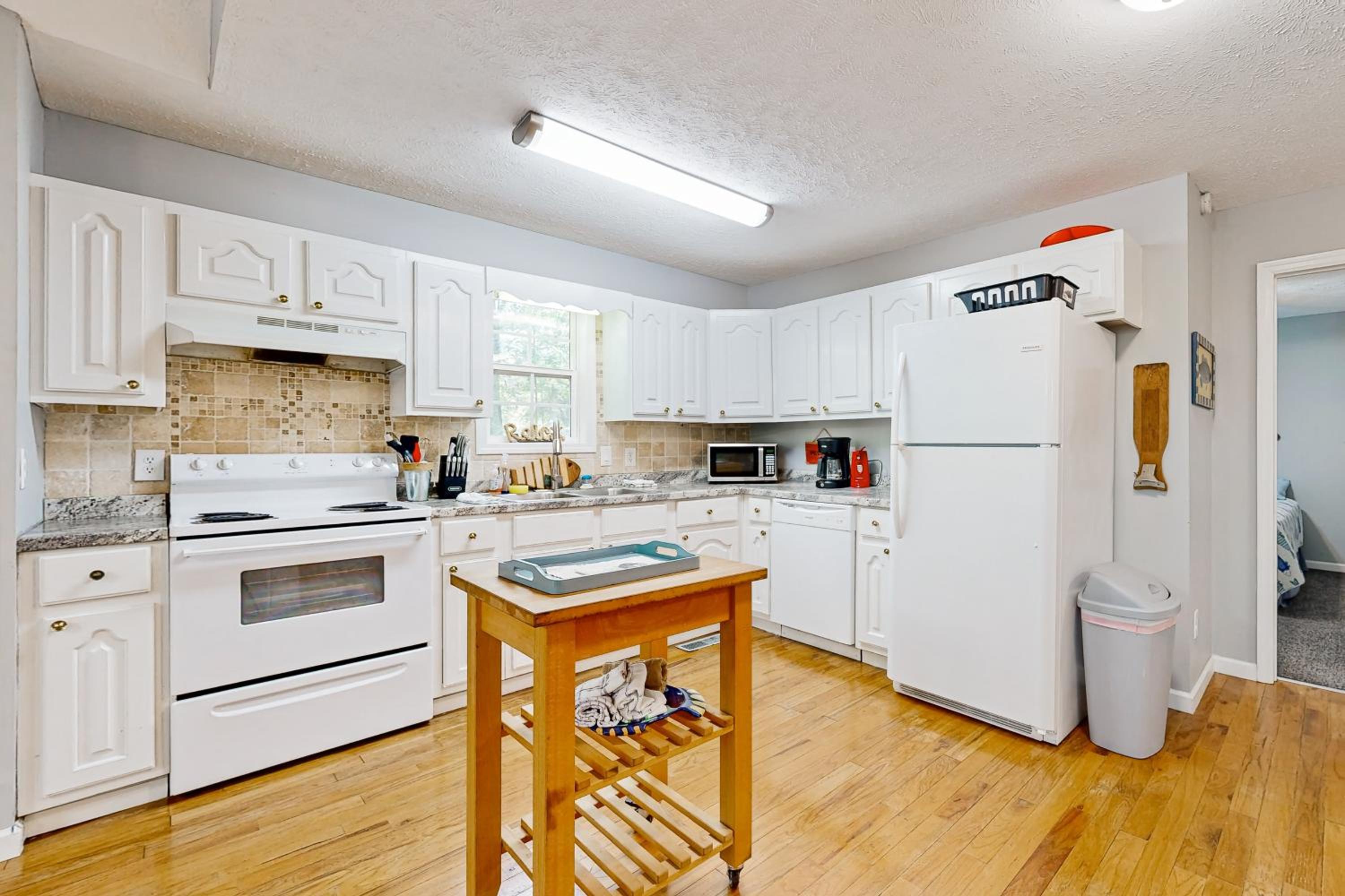 Dog-Friendly, Bright Cabin with Deck!