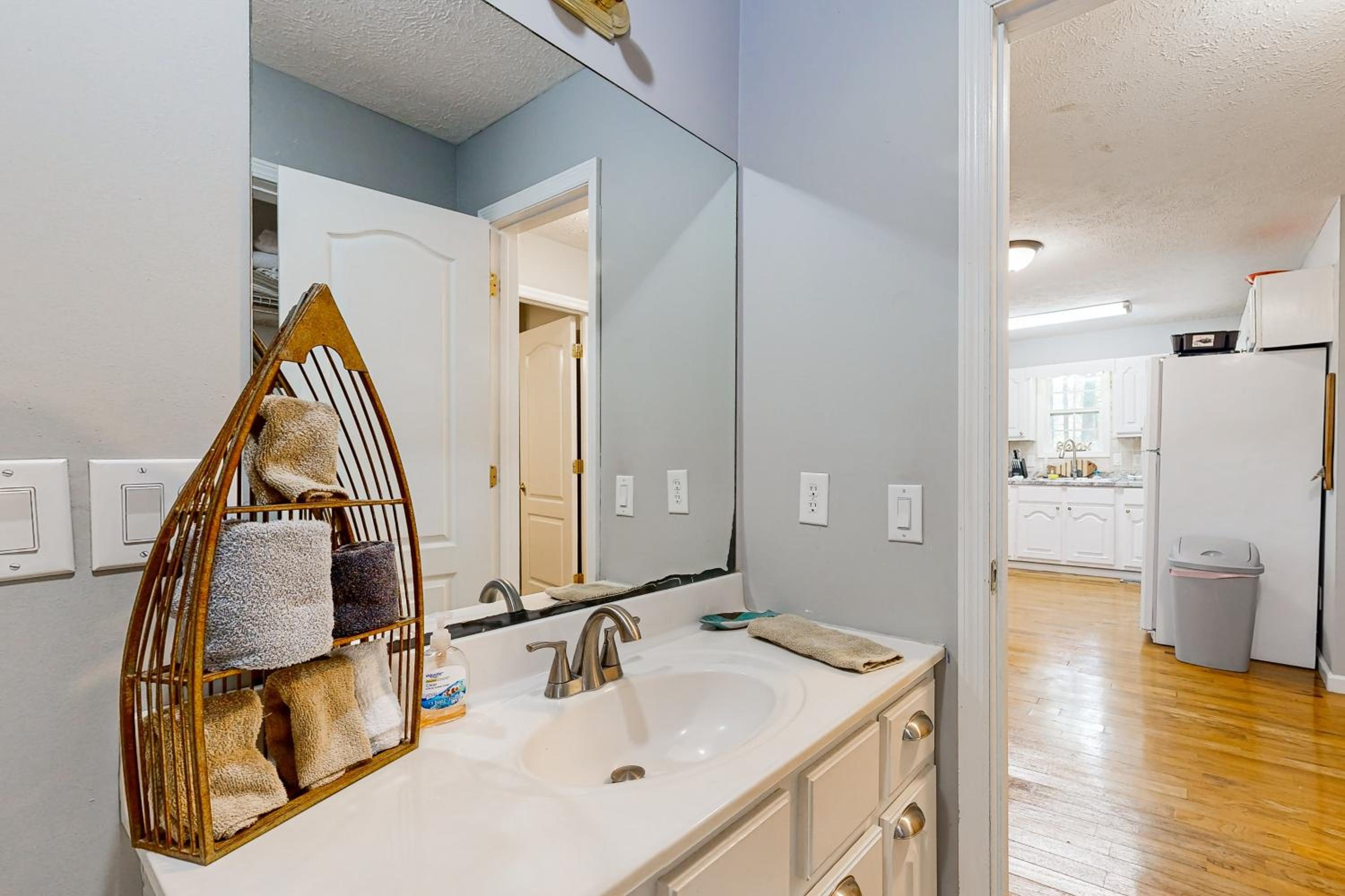 Dog-Friendly, Bright Cabin with Deck!