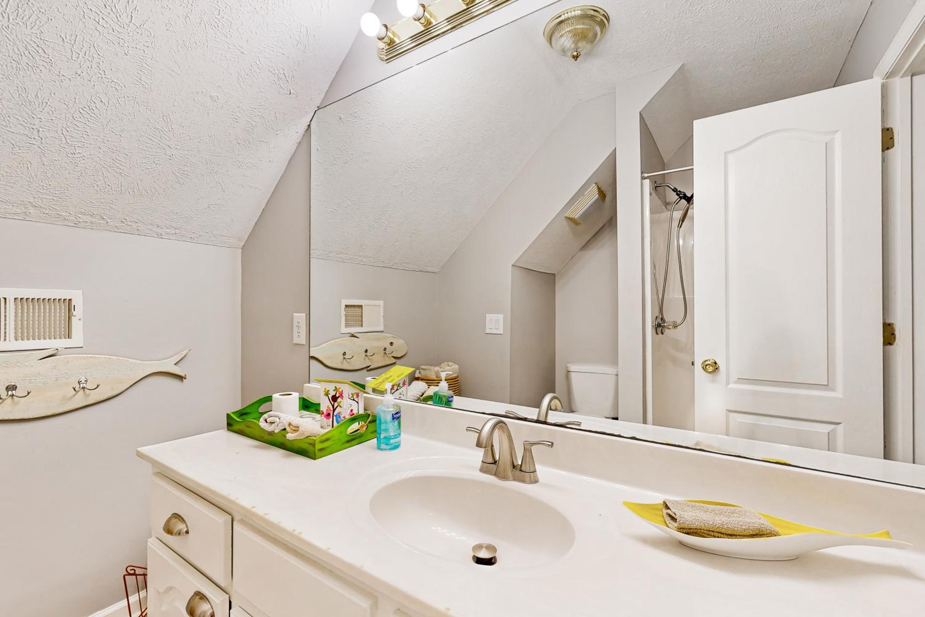 Dog-Friendly, Bright Cabin with Deck!