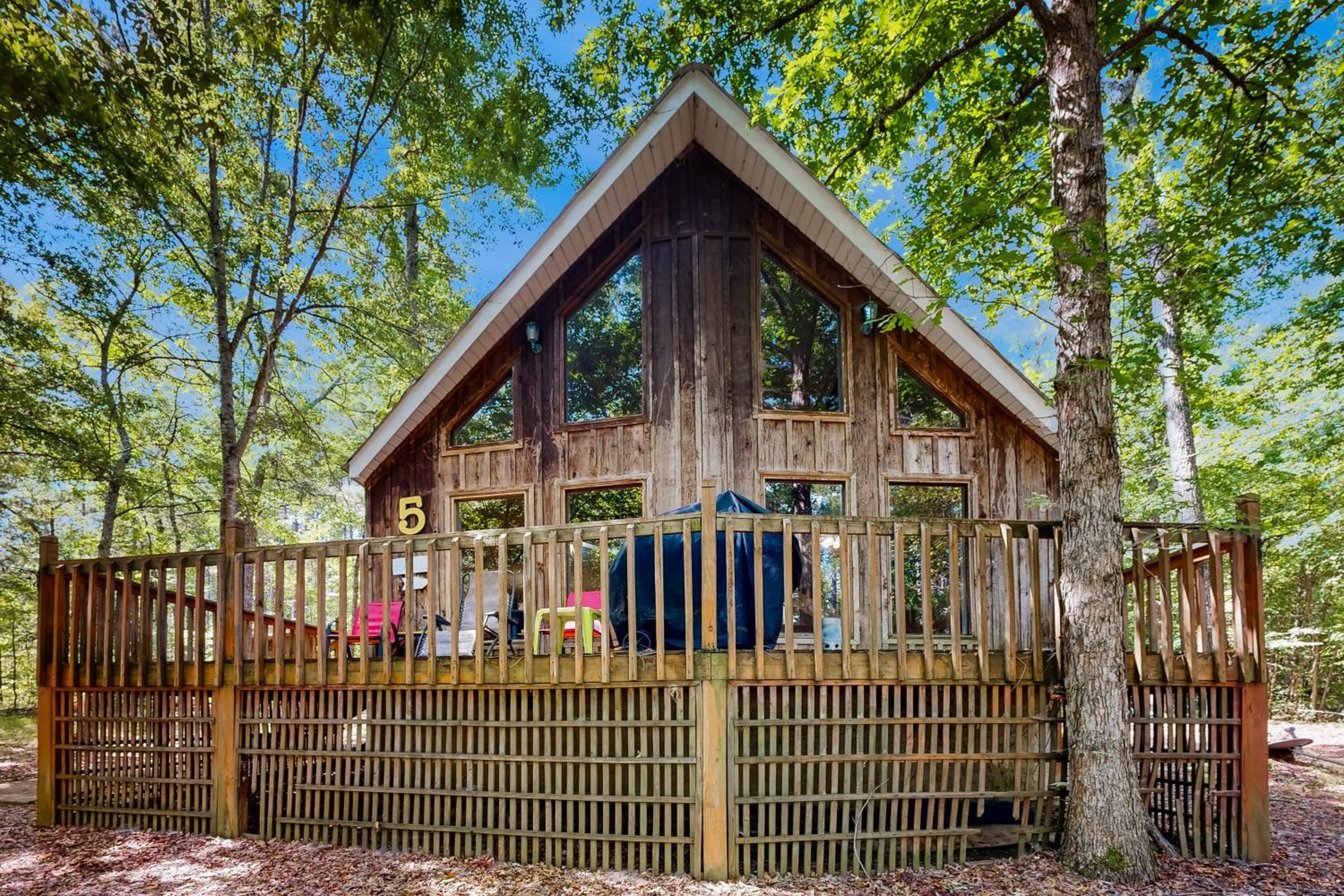 Dog-Friendly, Bright Cabin with Deck!
