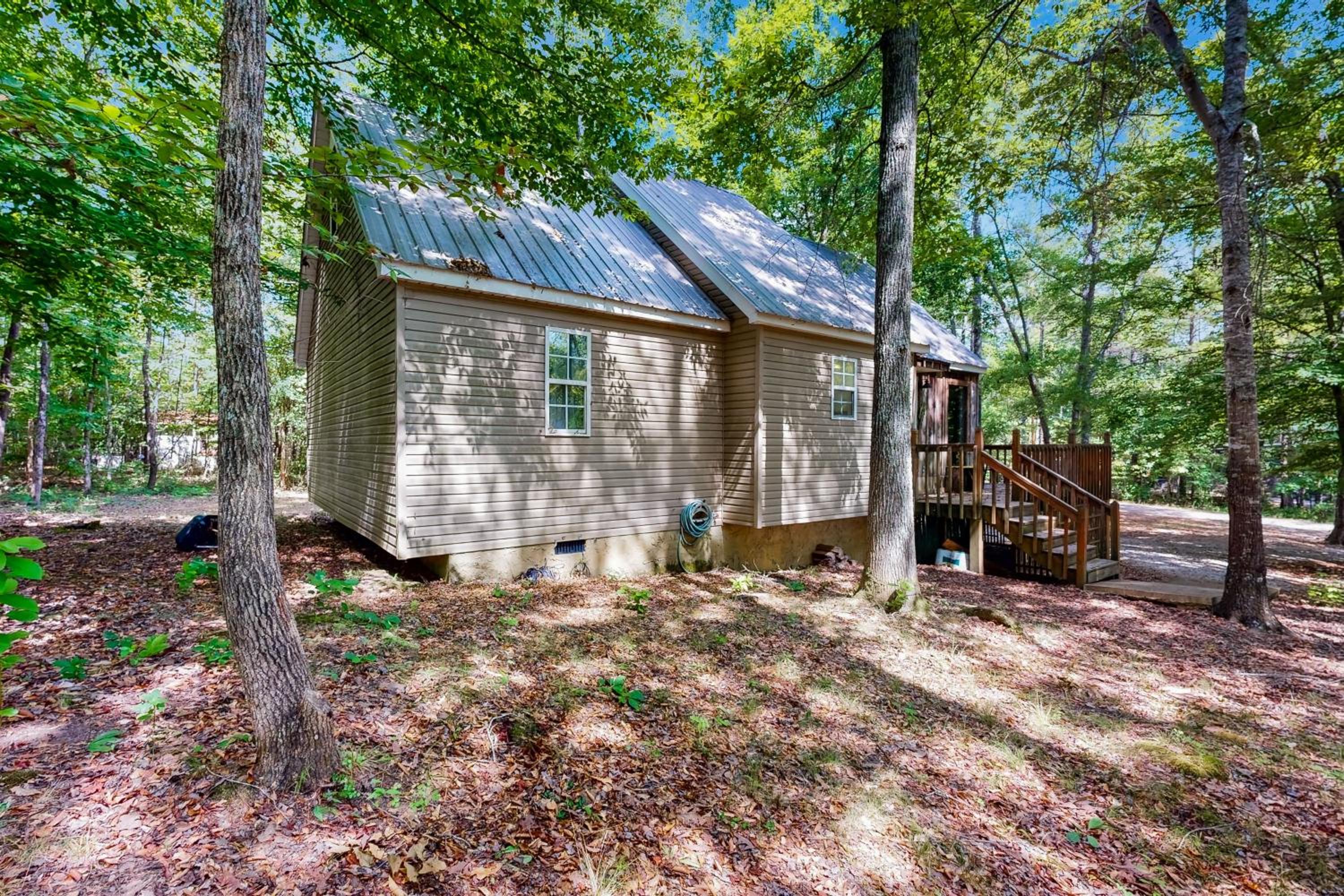 Dog-Friendly, Bright Cabin with Deck!
