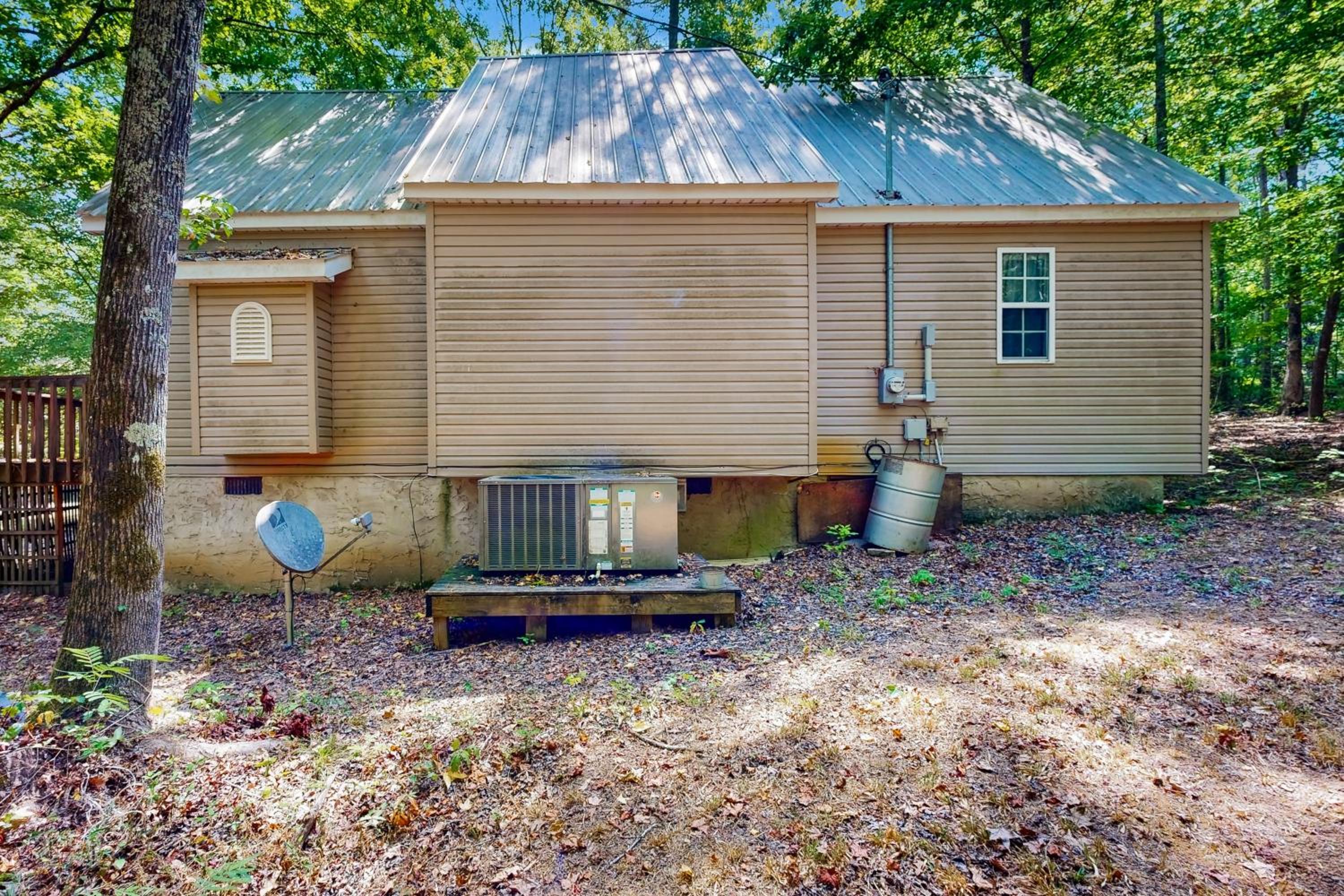 Dog-Friendly, Bright Cabin with Deck!