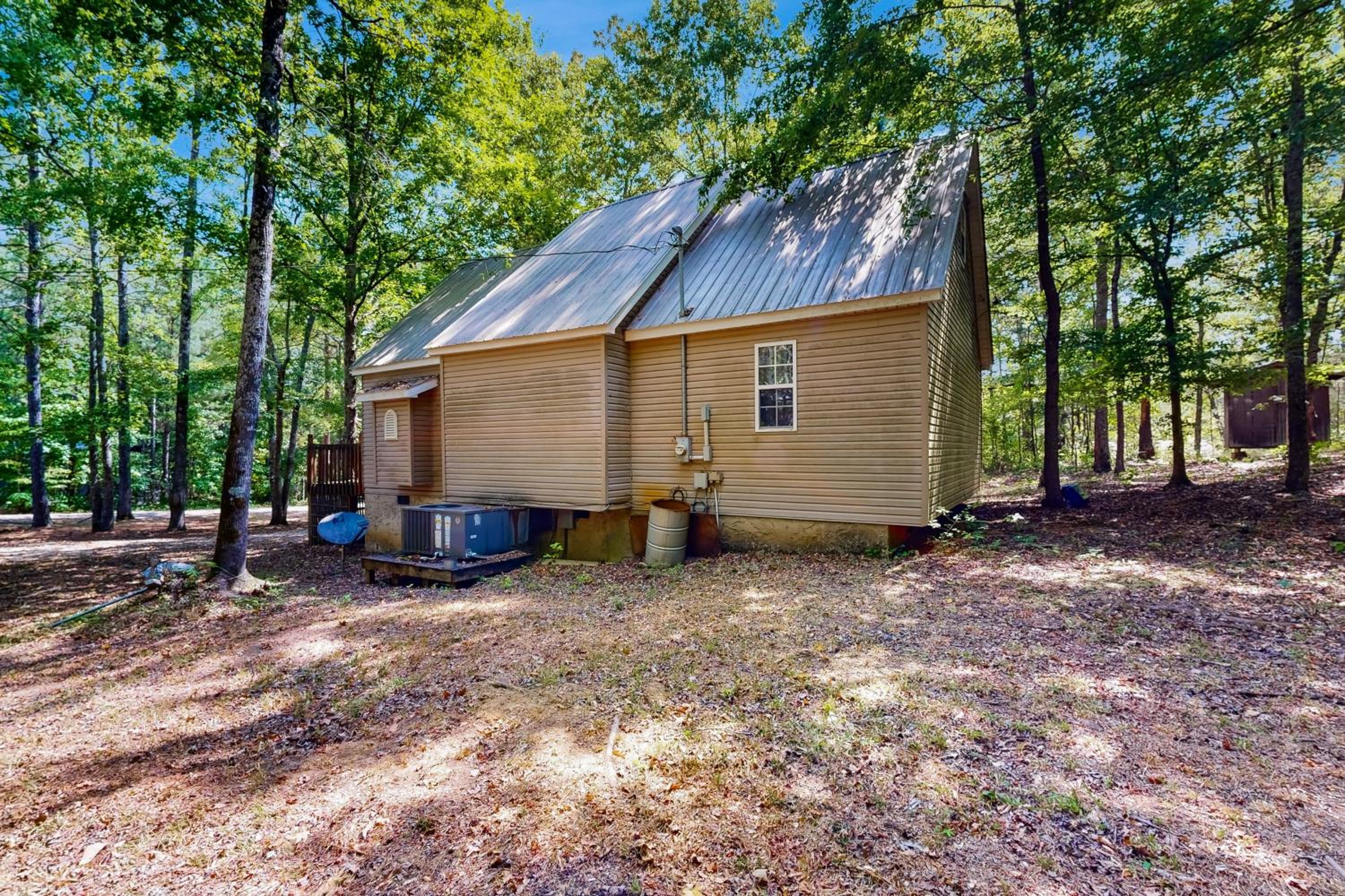 Dog-Friendly, Bright Cabin with Deck!