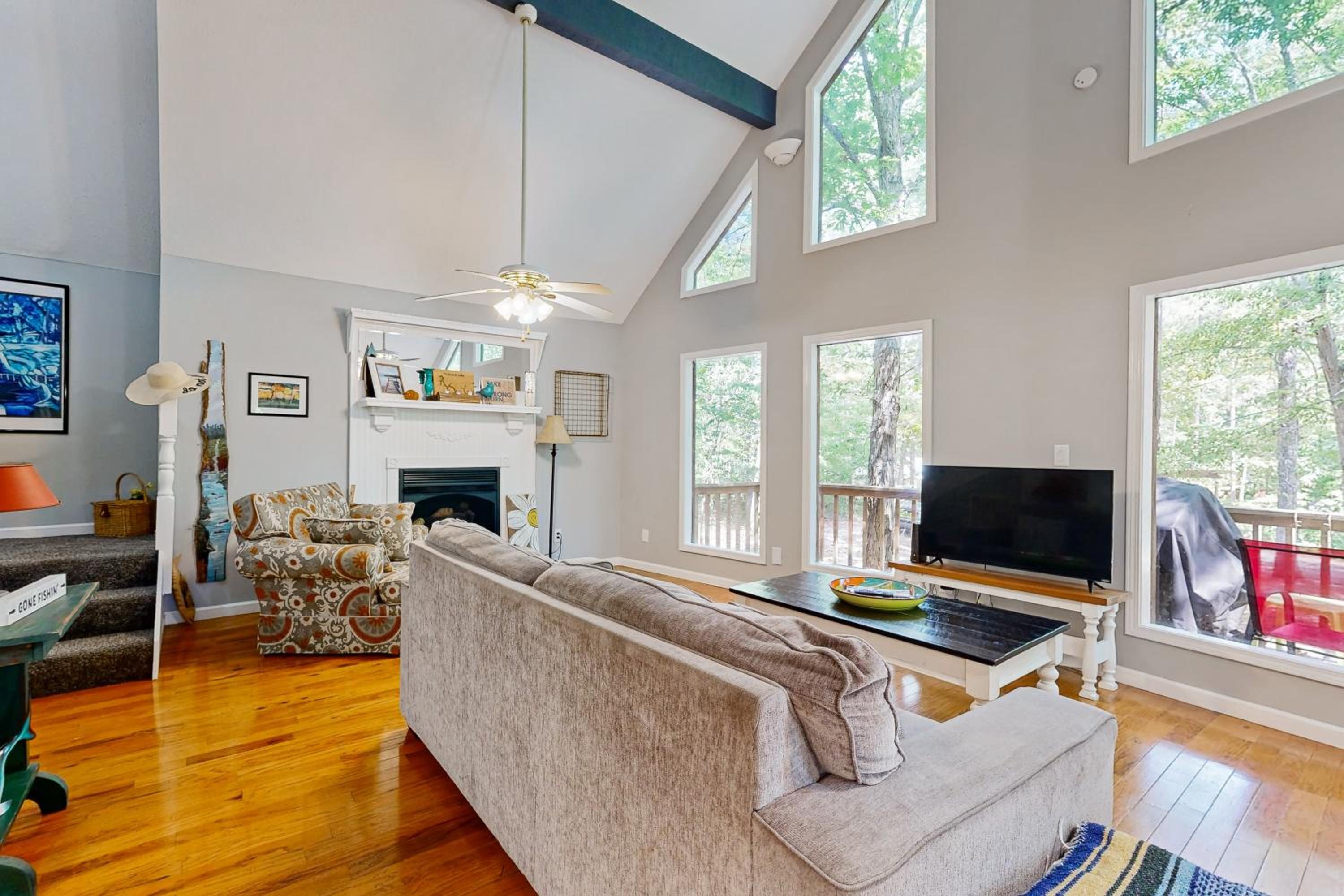 Dog-Friendly, Bright Cabin with Deck!