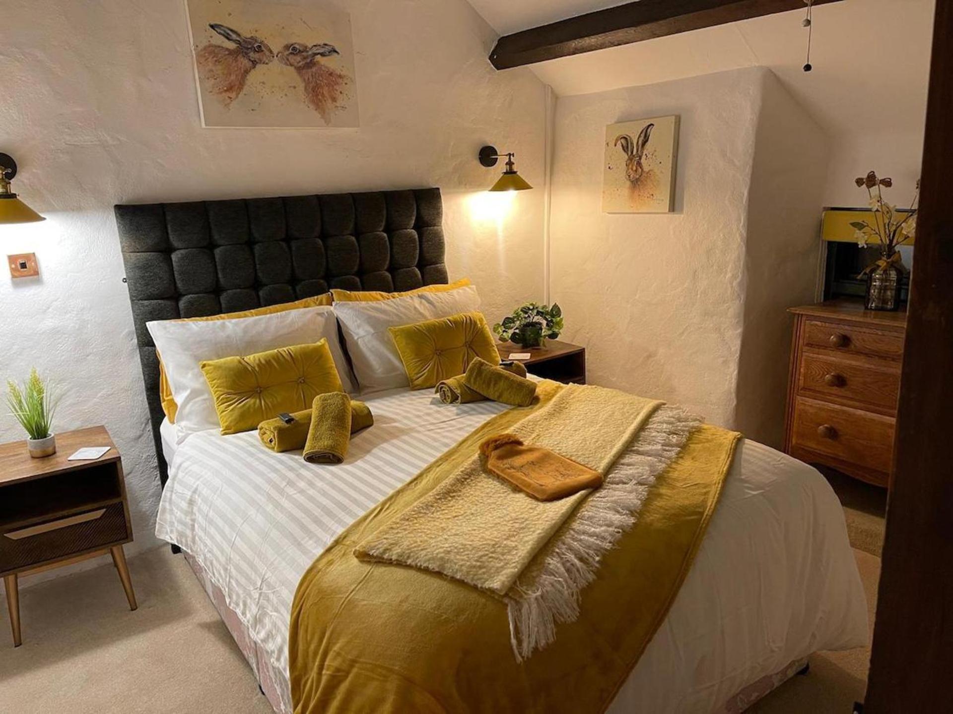Cosy Cottage with hot tub-Oozing Character! view 3
