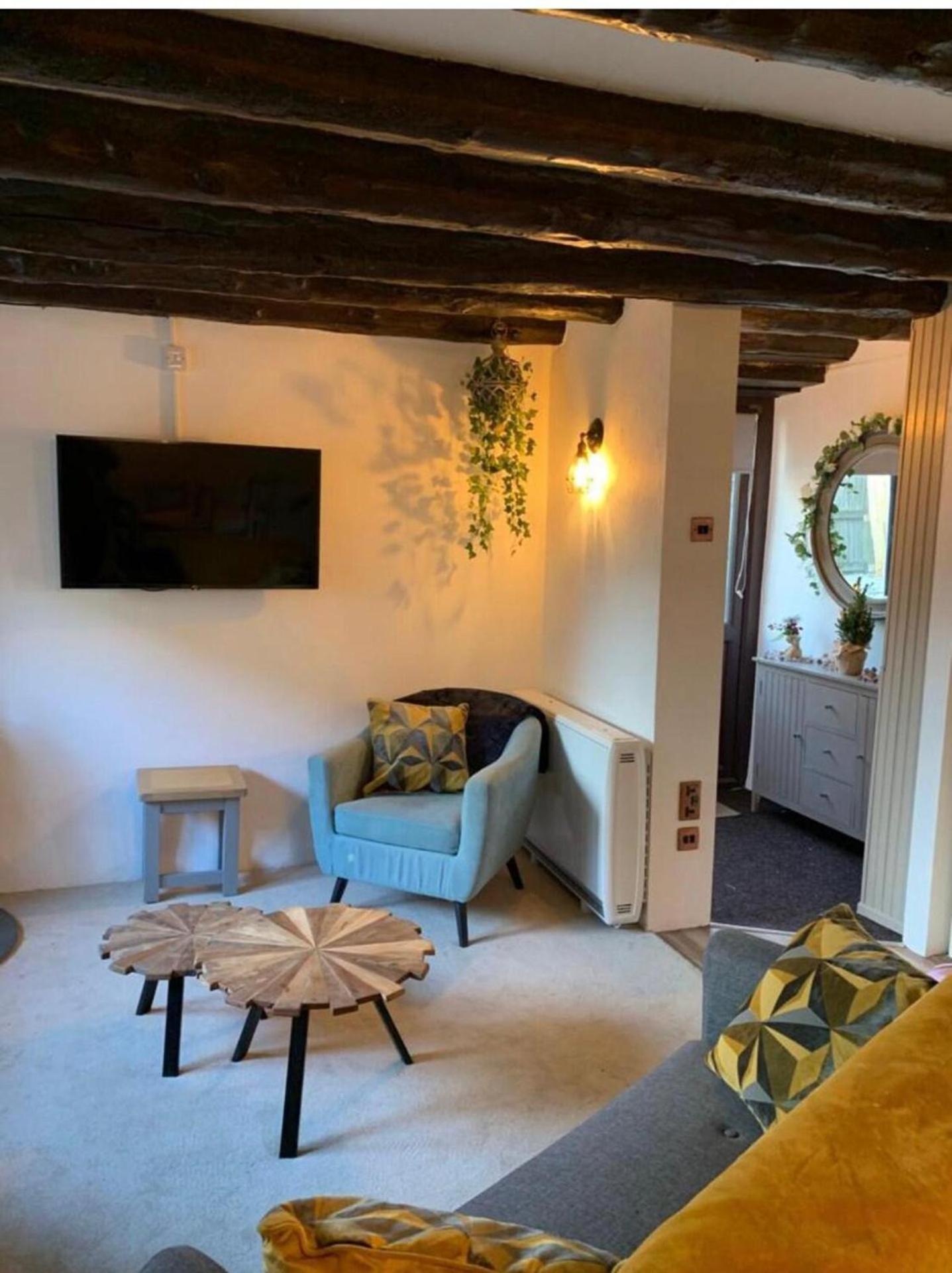 Cosy Cottage with hot tub-Oozing Character! view 5