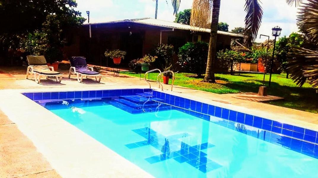 Habitación PRIVADA EN HERMOSA FINCA en el QUINDÍO con PISCINA