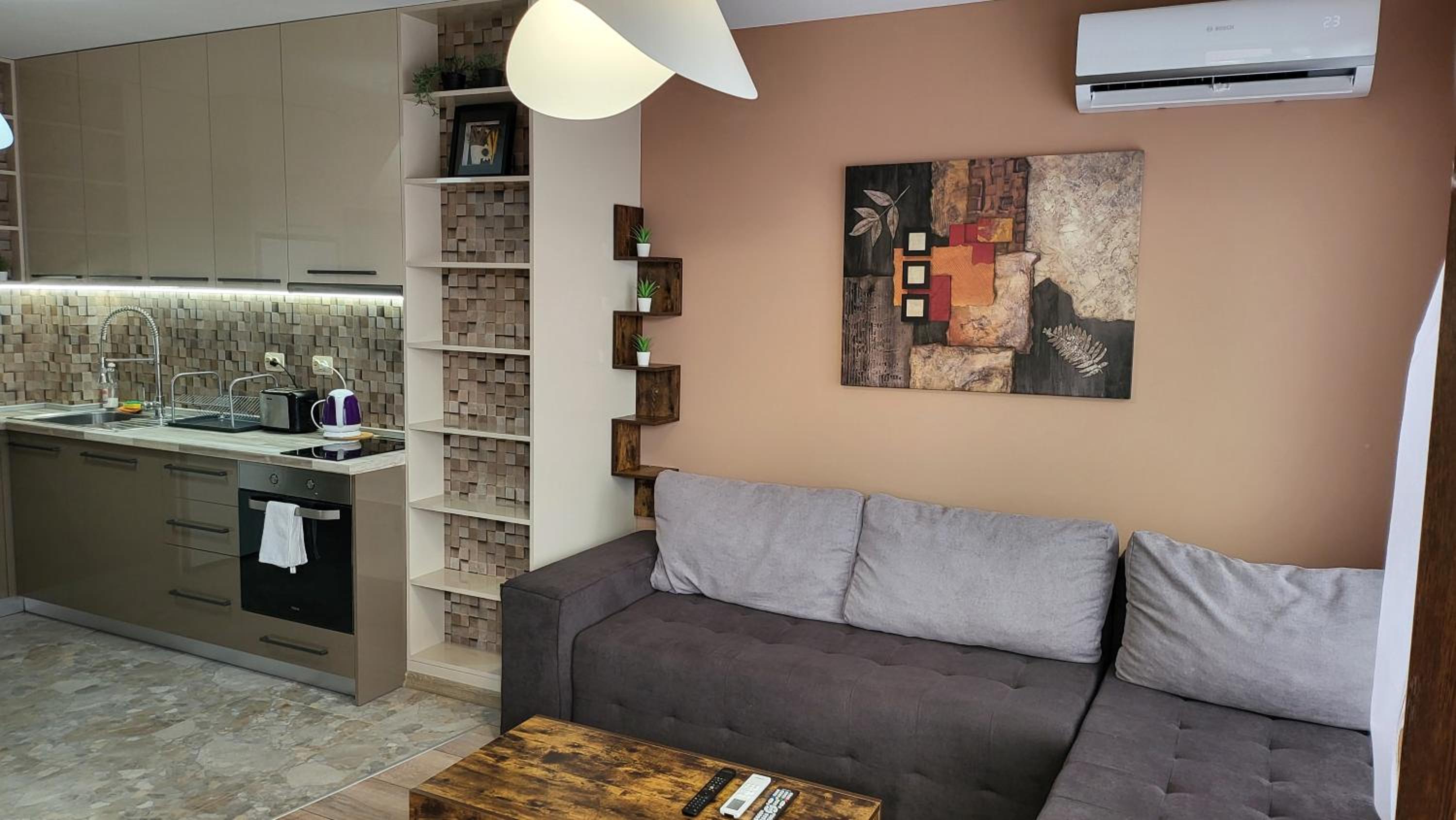 Stylish apartment near City, entire flat, 1 bedroom, 1 large bed in living room