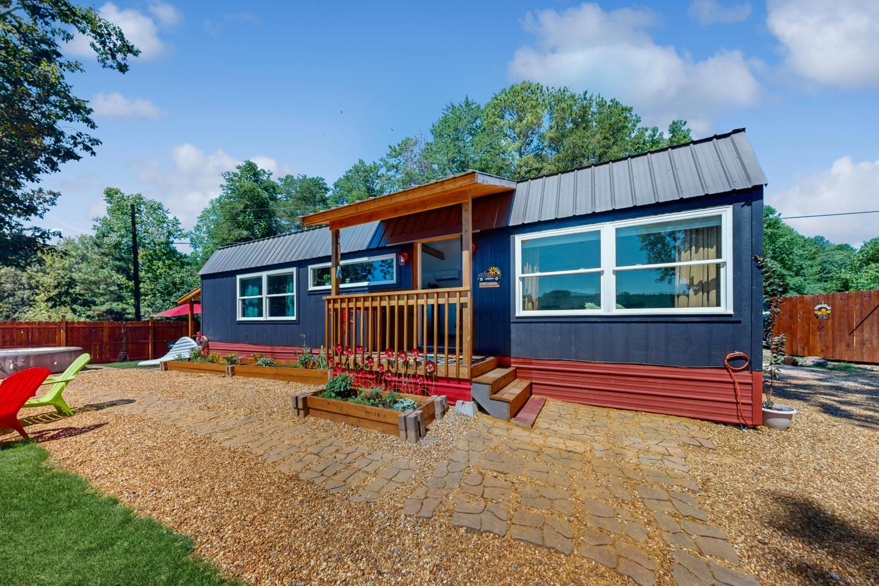 Hot Tub and Fire Pit Lakeside Getaway, Dogs Welcome