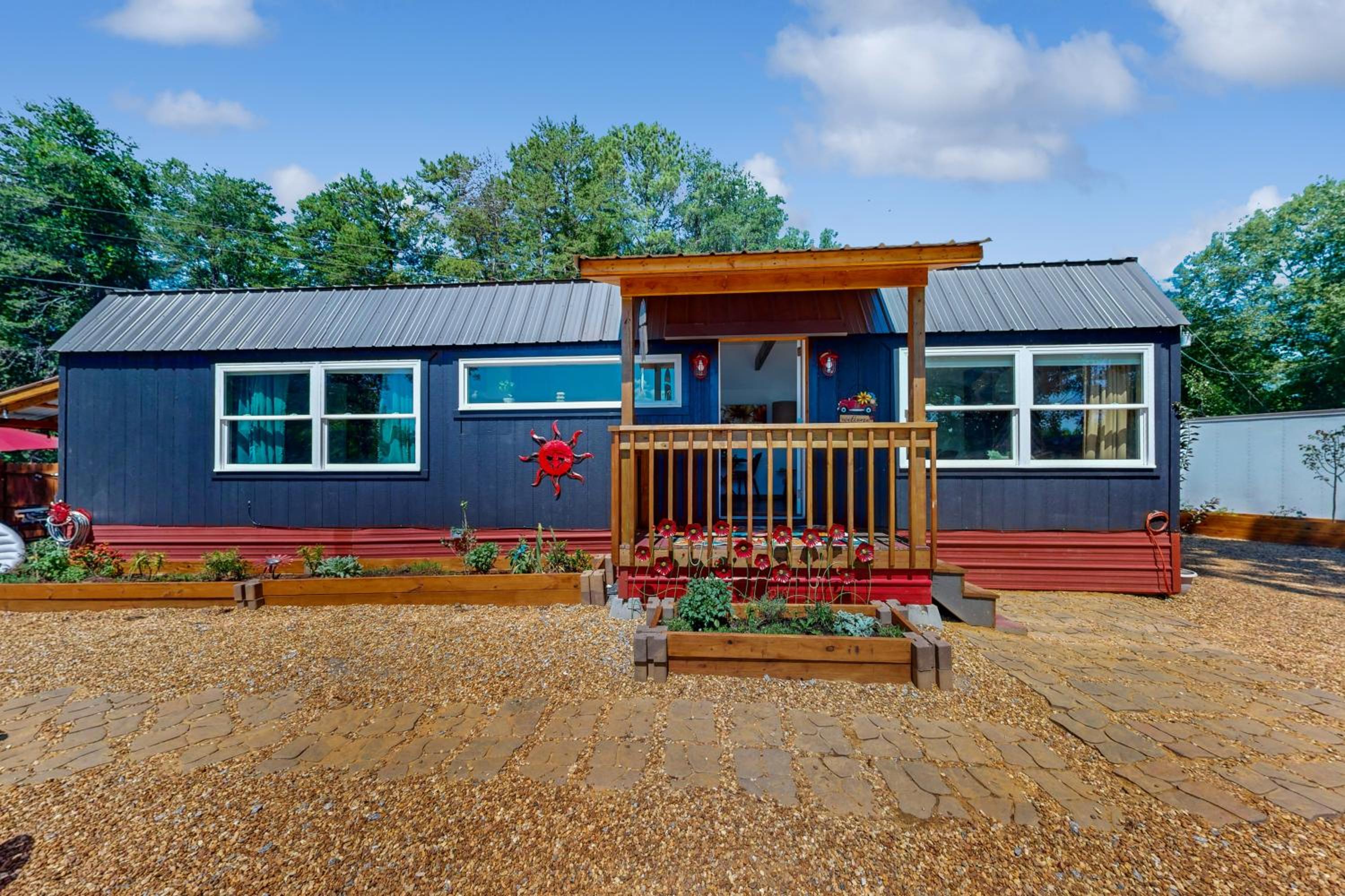 Hot Tub and Fire Pit Lakeside Getaway, Dogs Welcome