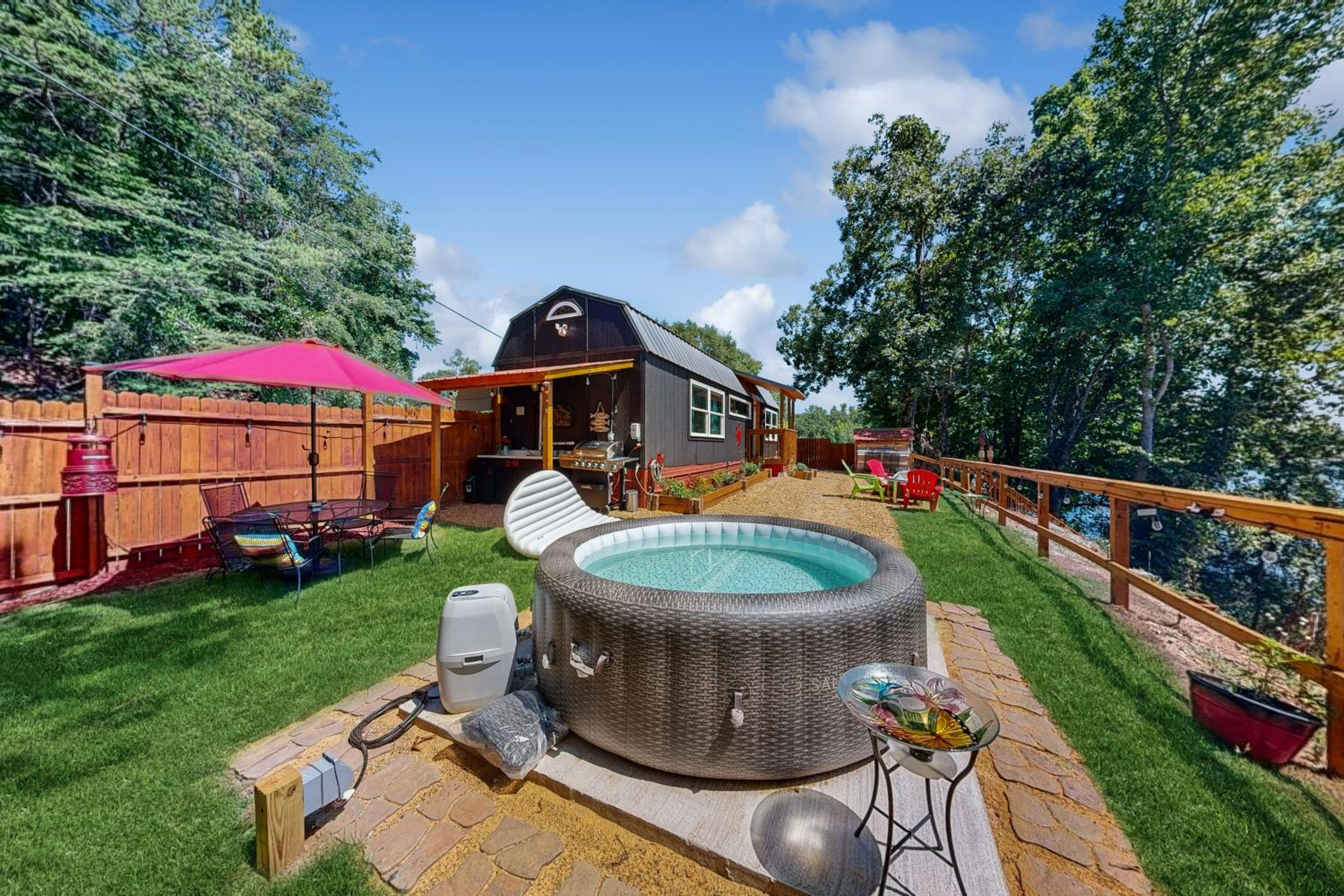 Hot Tub and Fire Pit Lakeside Getaway, Dogs Welcome