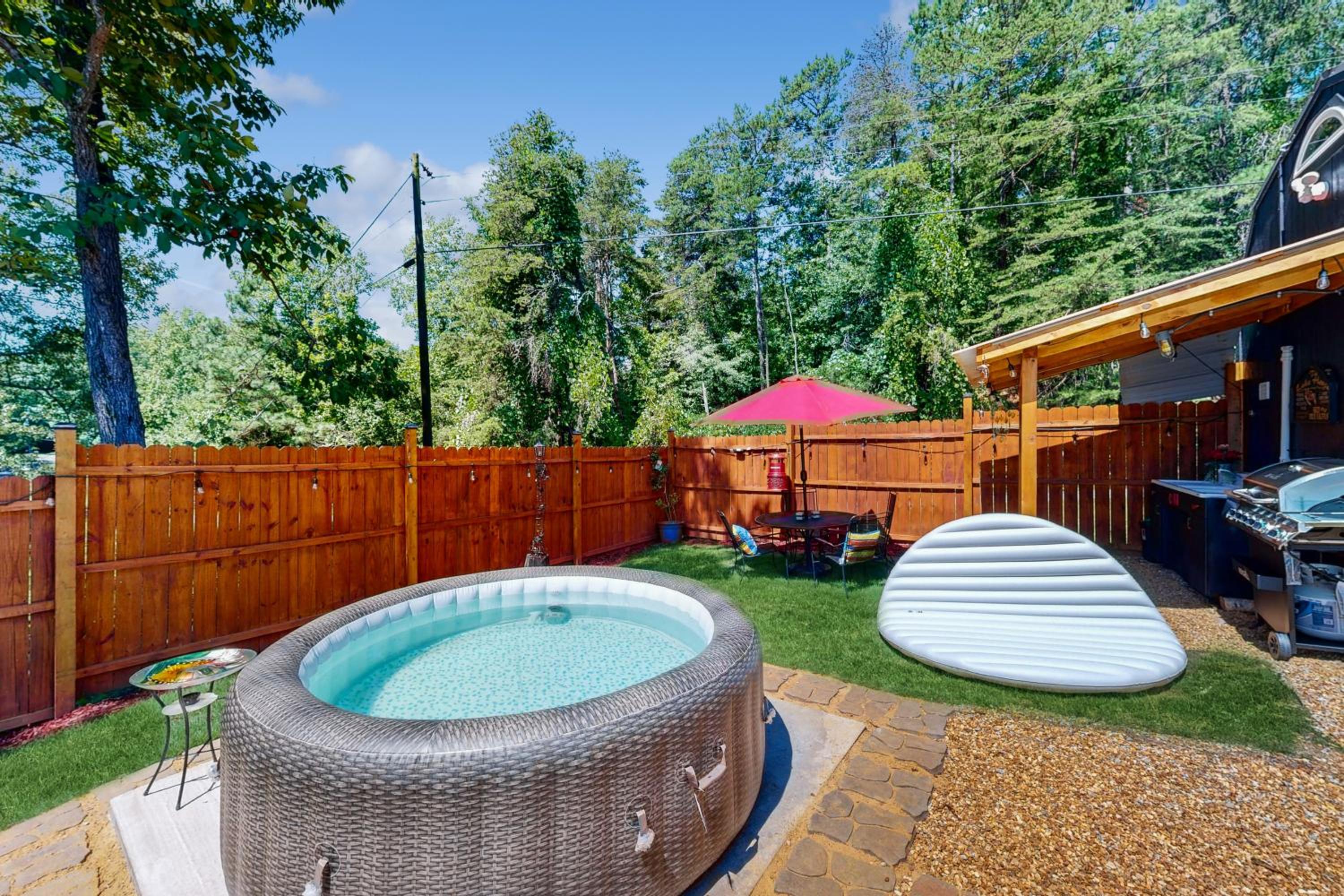 Hot Tub and Fire Pit Lakeside Getaway, Dogs Welcome