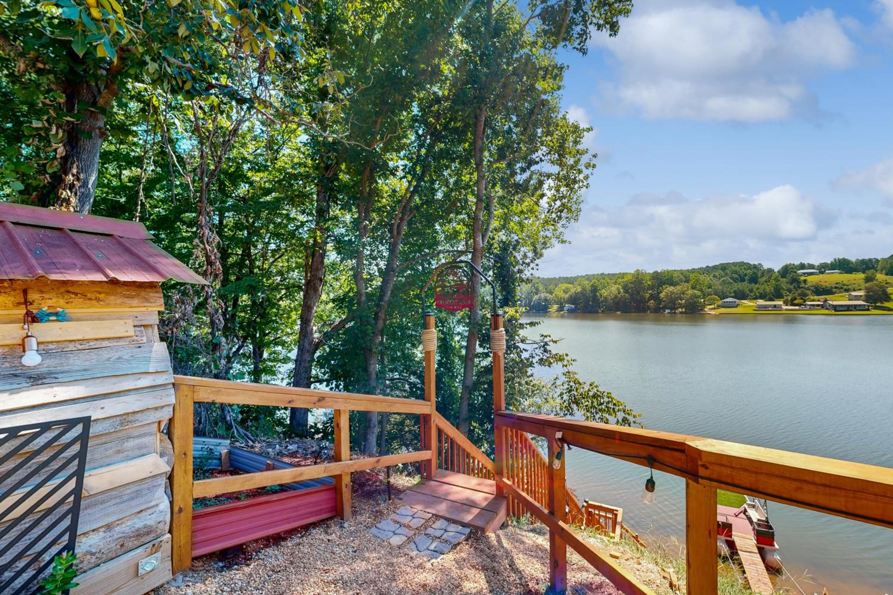 Hot Tub and Fire Pit Lakeside Getaway, Dogs Welcome