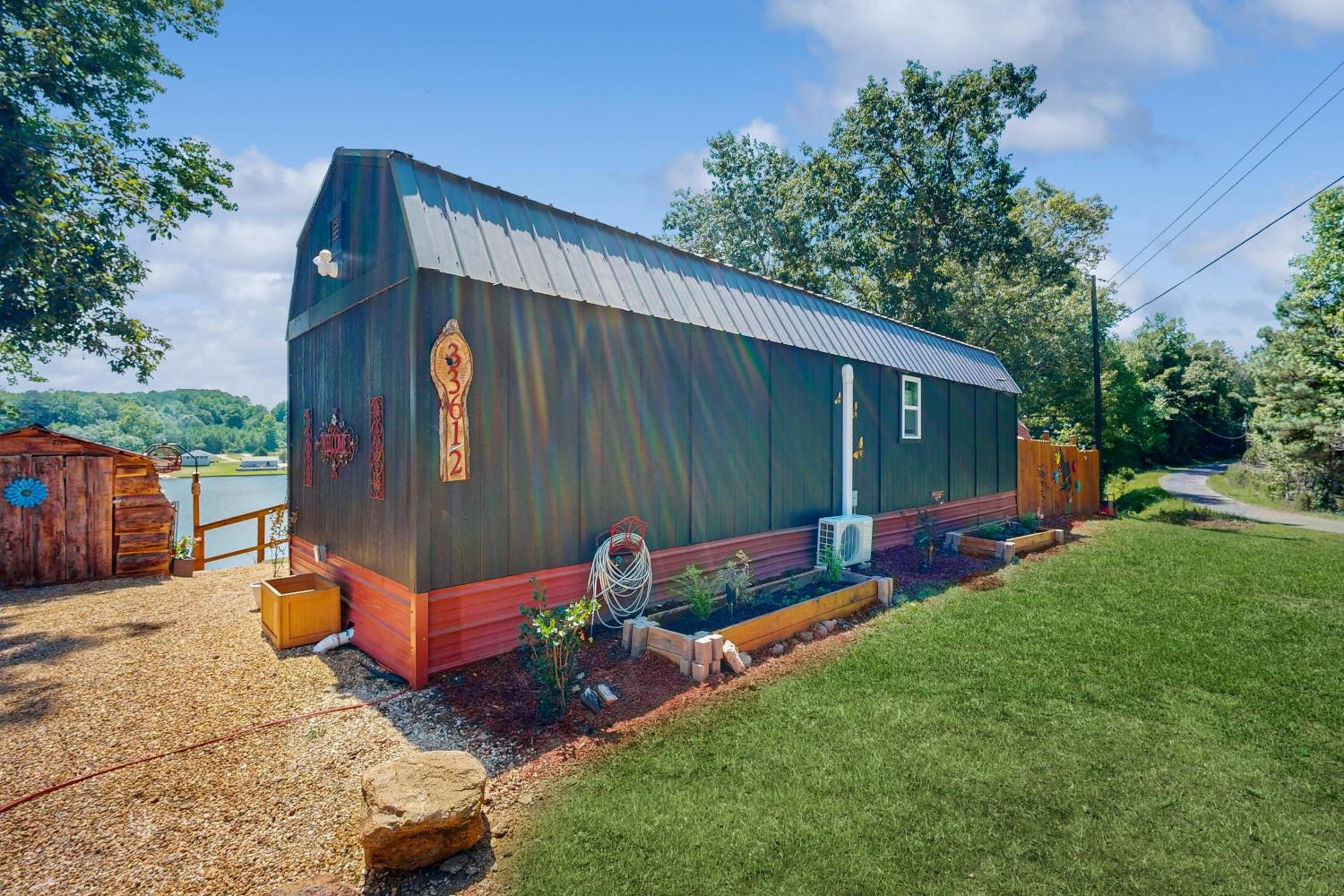 Hot Tub and Fire Pit Lakeside Getaway, Dogs Welcome