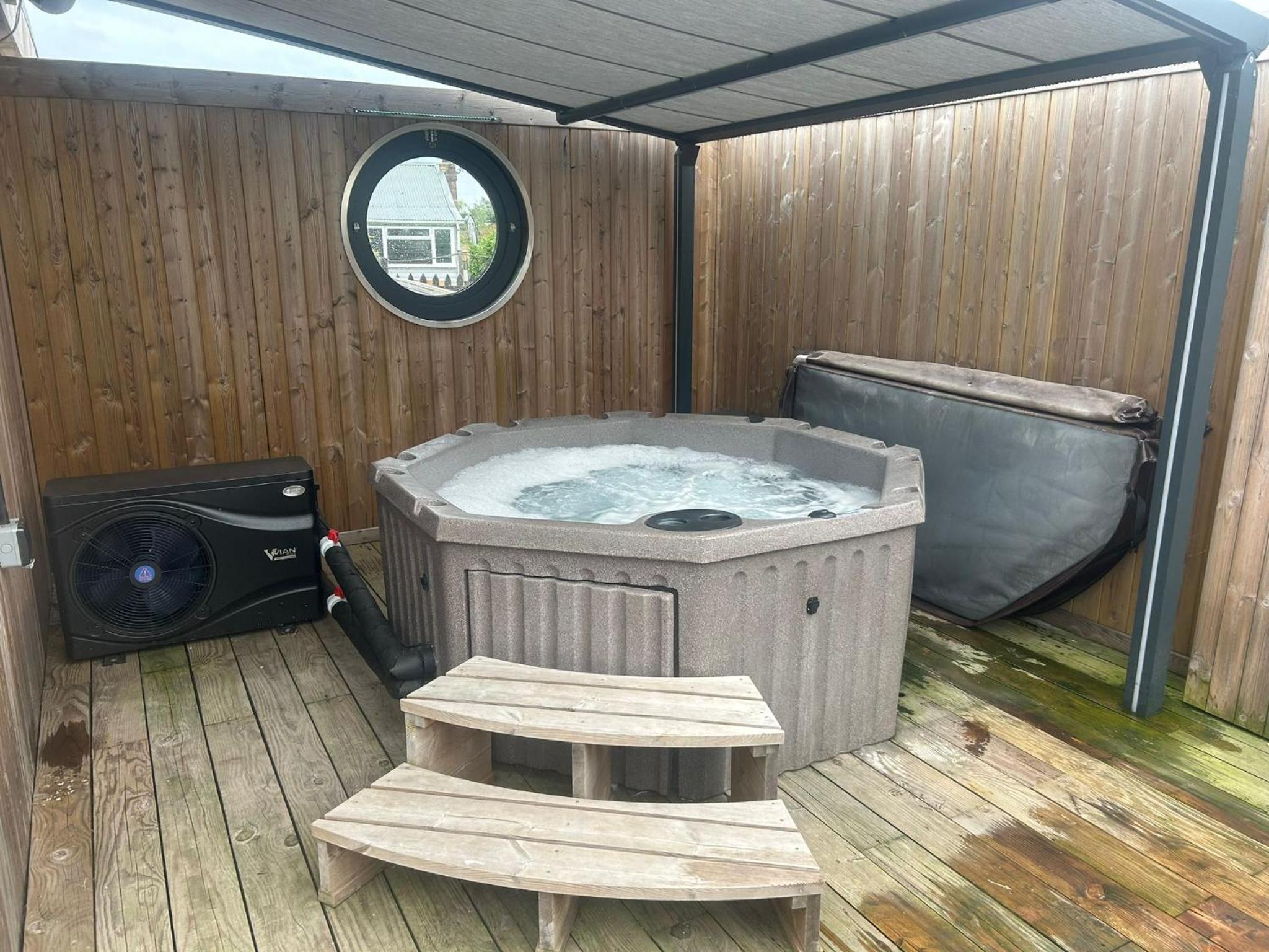Humberston Boathouse Lodge & Hot Tub - Cleethorpes Beach Cabin Chalet view 5