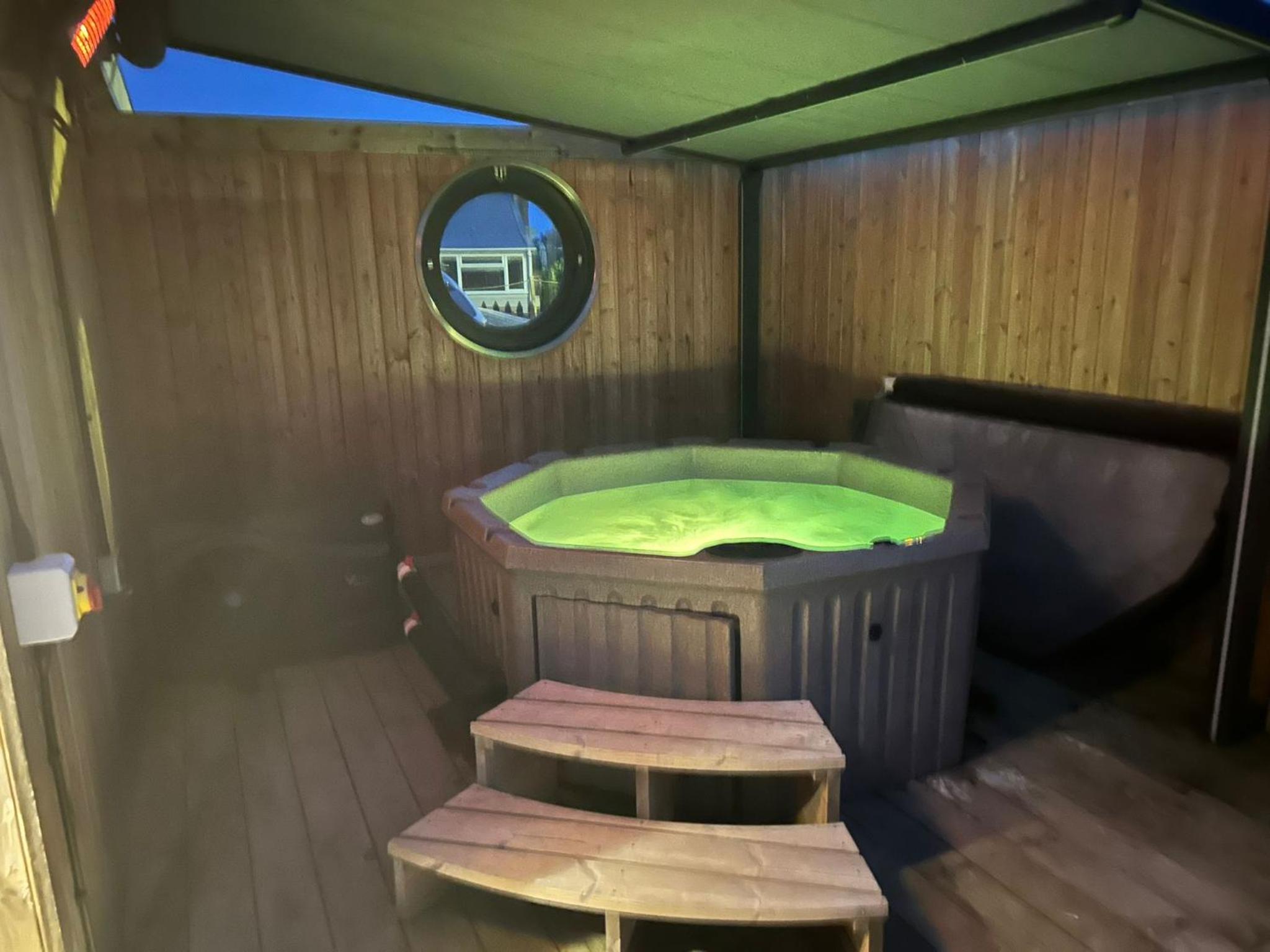Humberston Boathouse Lodge & Hot Tub - Cleethorpes Beach Cabin Chalet view 3