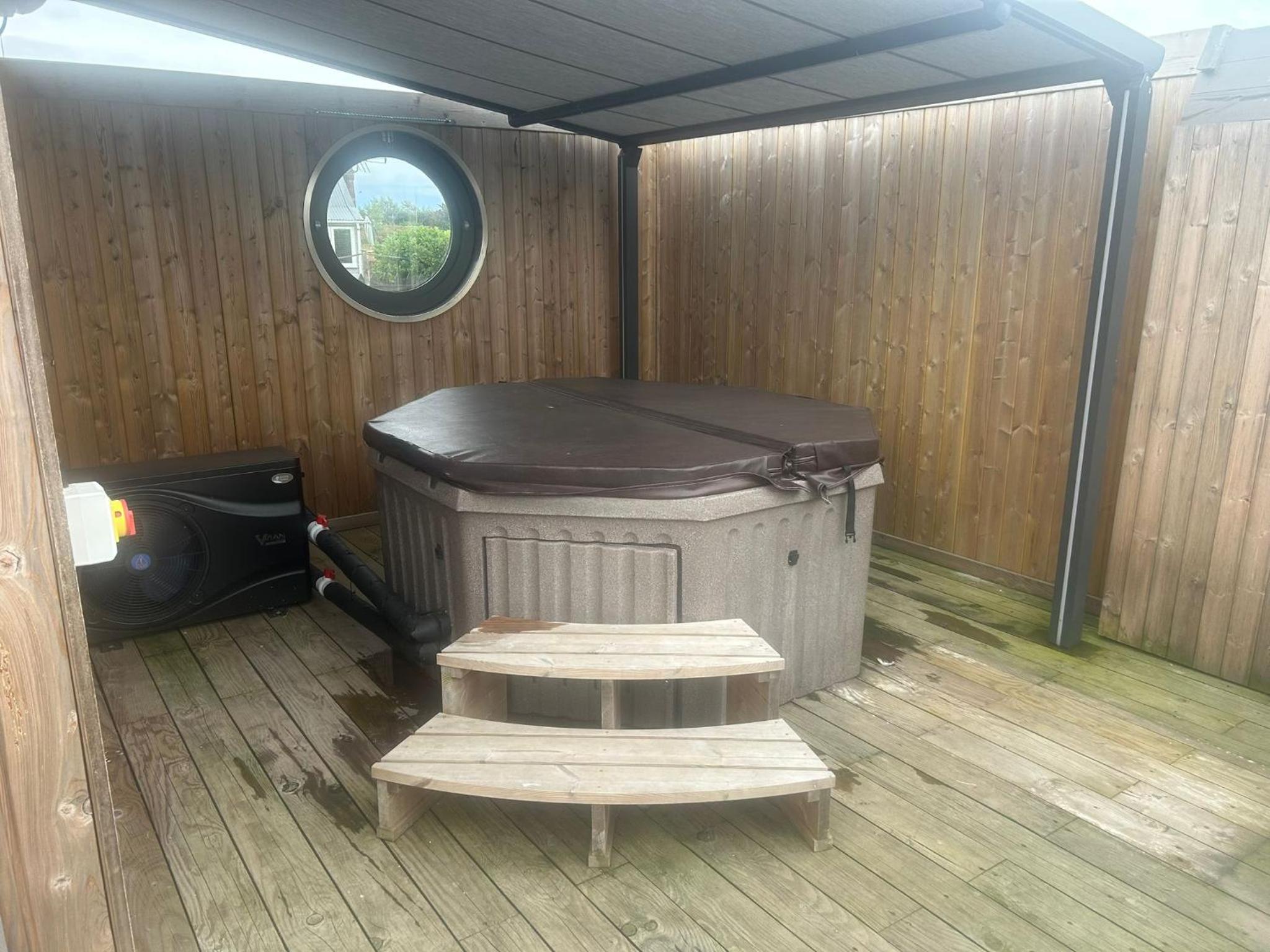 Humberston Boathouse Lodge & Hot Tub - Cleethorpes Beach Cabin Chalet view 4