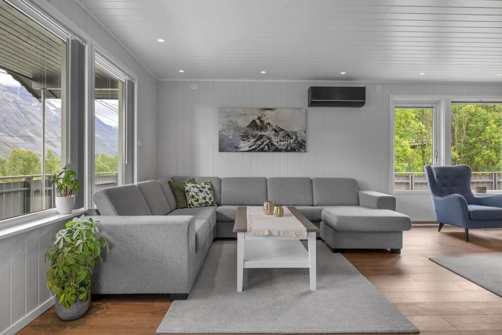 Four bedroom house with sauna in the Lyngen Alps view 3
