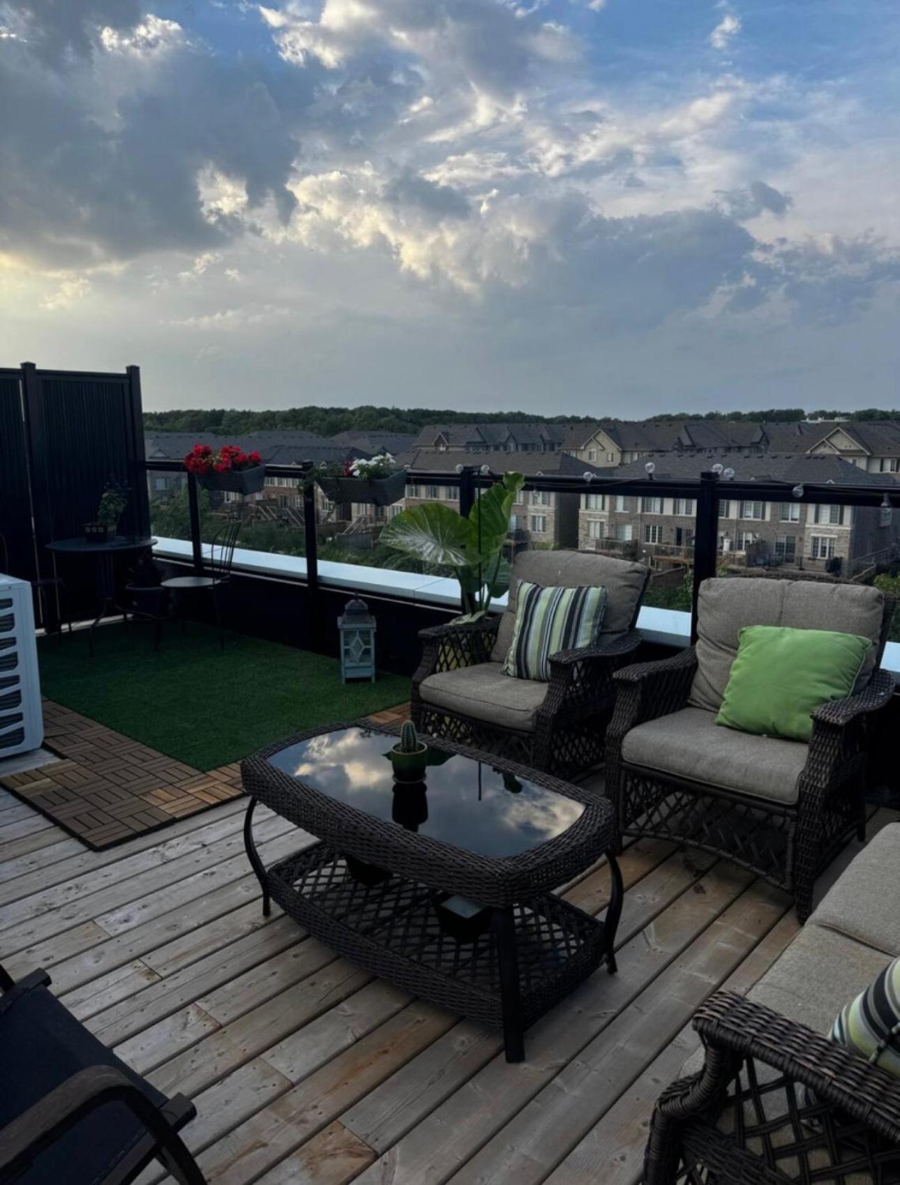 Oakville Townhouse Amazing Rooftop