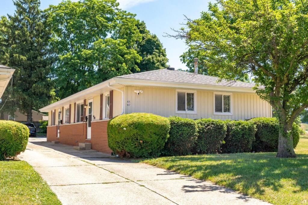Akron 2 Bed & 1 Bath Close to everything view 4