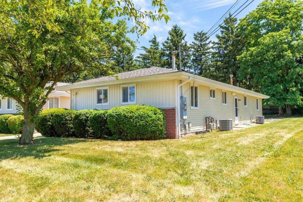Akron 2 Bed & 1 Bath Close to everything view 5