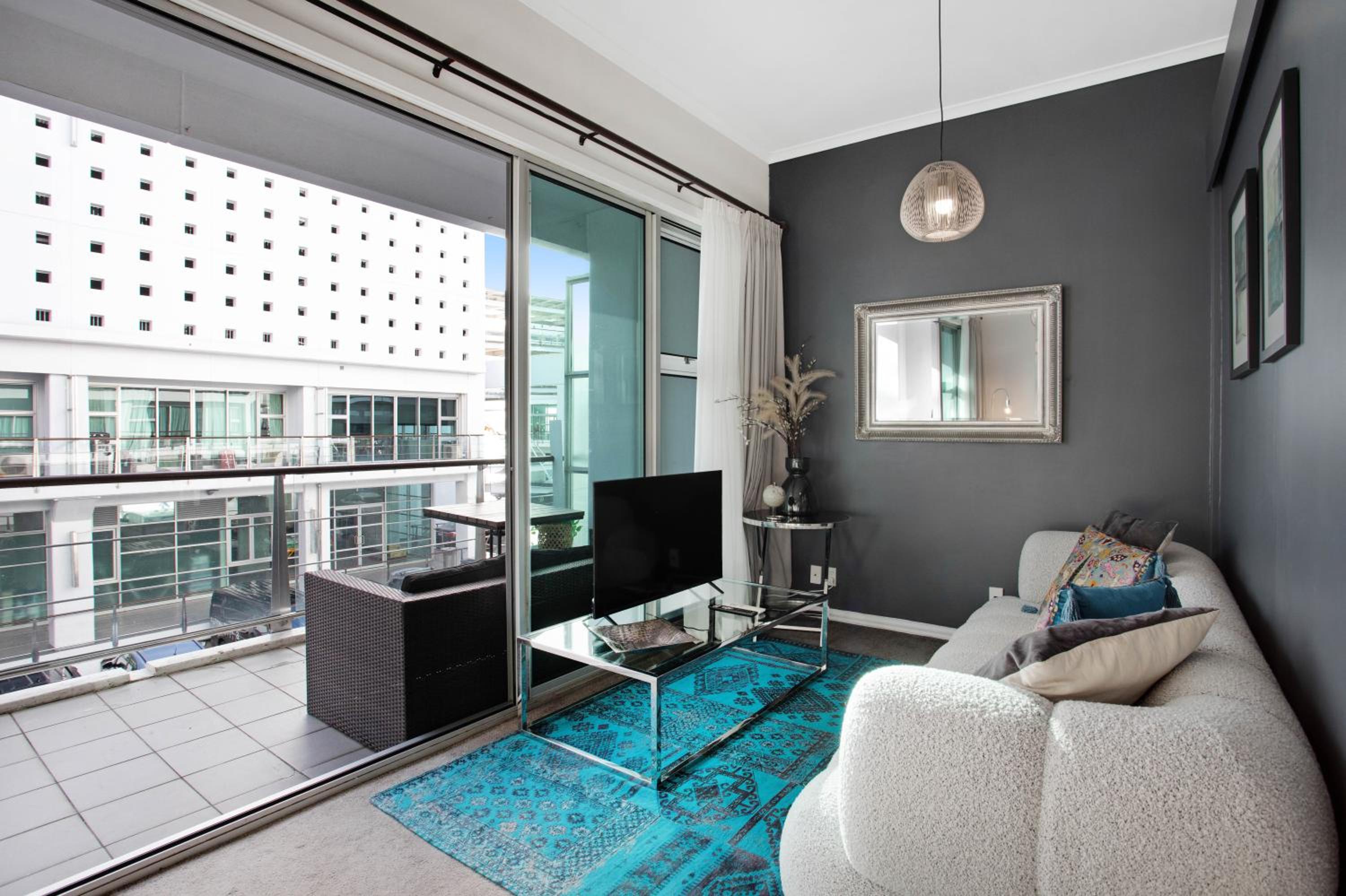 Princes Wharf 2 BR Newly Renovated Luxury view 5