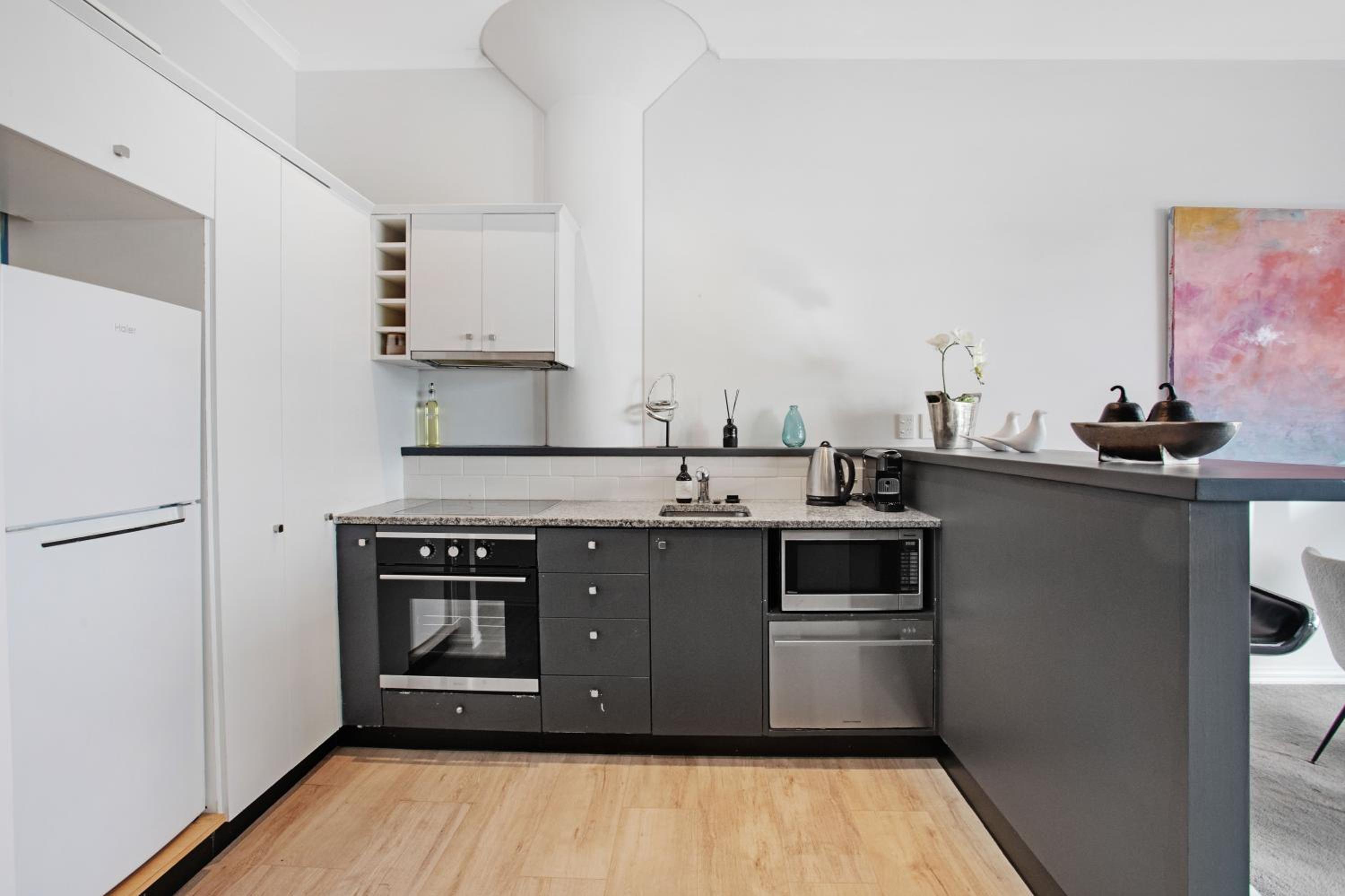 Princes Wharf 2 BR Newly Renovated Luxury view 4