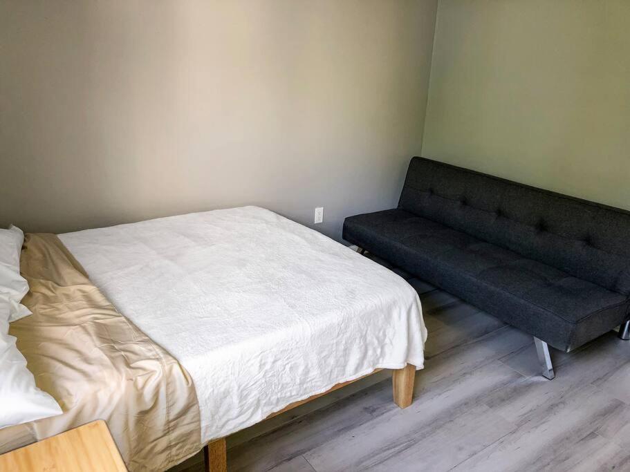 Corporate Retreat - Stylish 2BR Condo with Pool, Balcony & Fast Wi-Fi, Minutes from Downtown Wilmington view 5