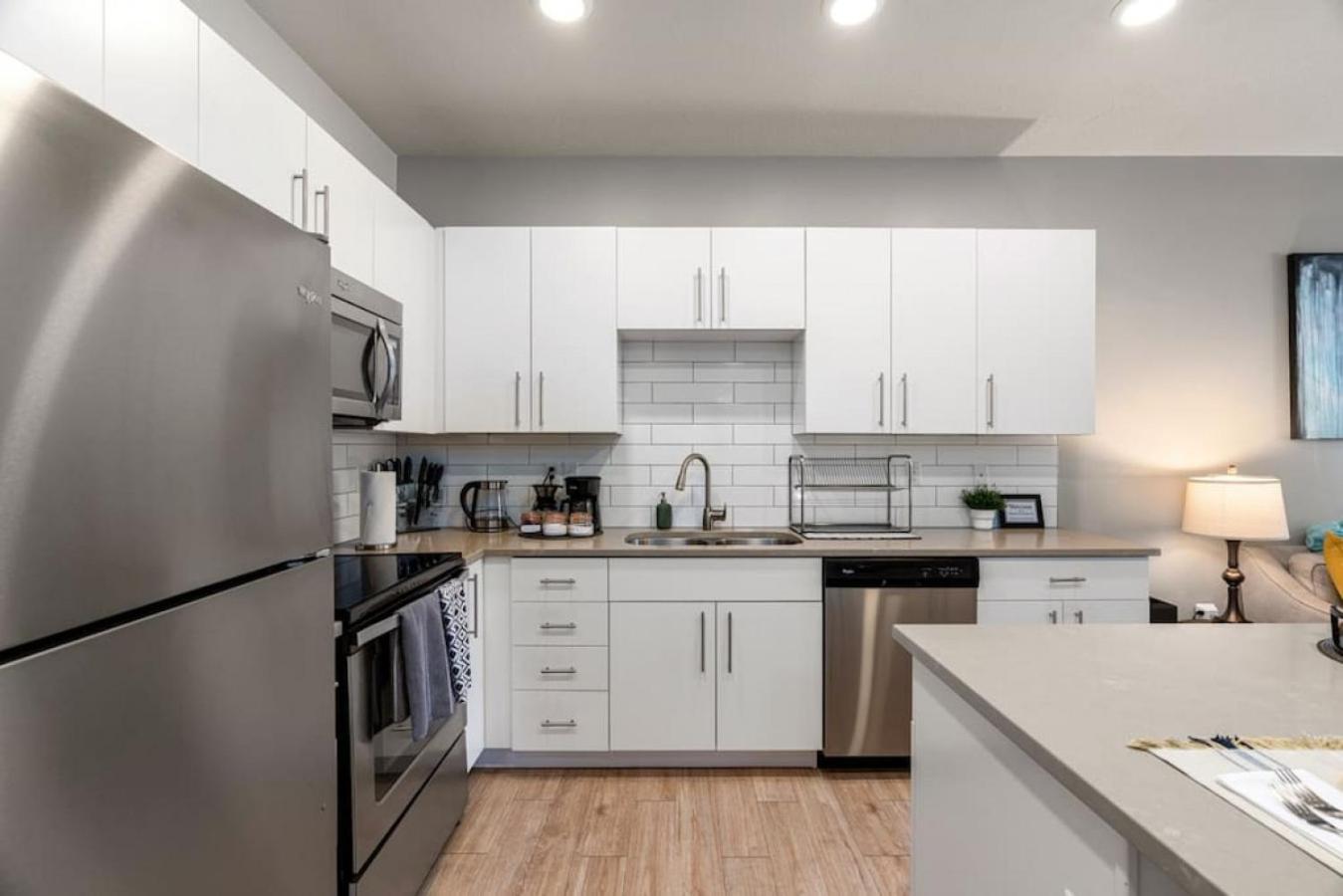 Luxury Apt.- New King Bed, Free Parking, Gym, Pool view 5