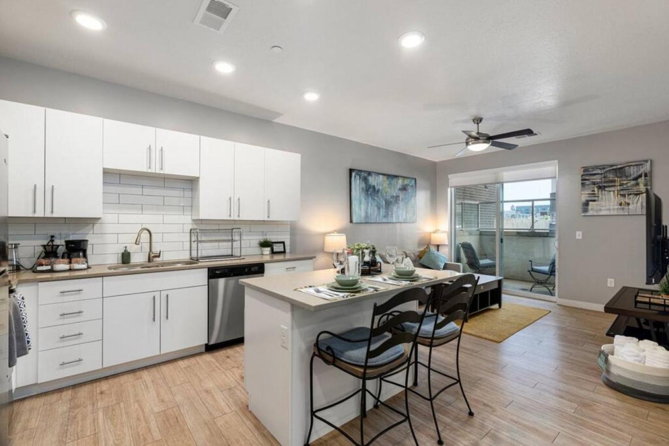 Luxury Apt.- New King Bed, Free Parking, Gym, Pool view 3