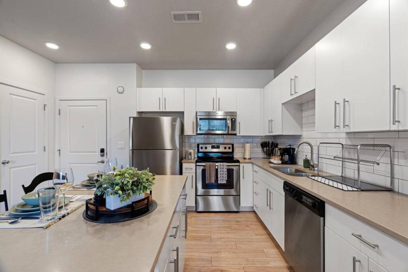Luxury Apt.- New King Bed, Free Parking, Gym, Pool view 4