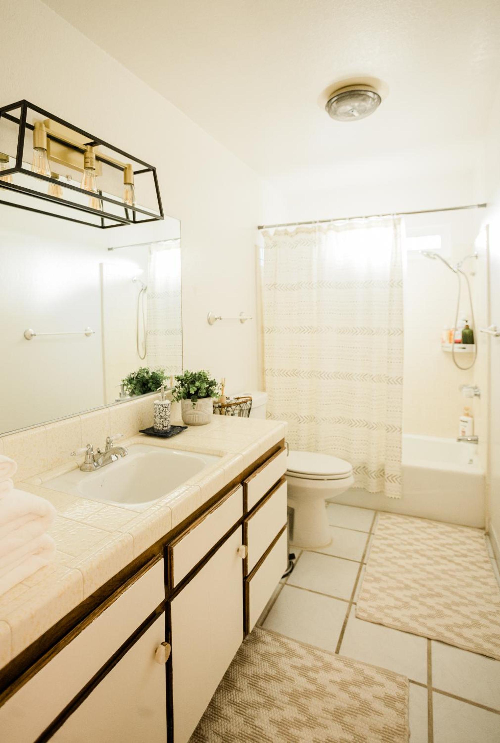 Joshua Tree West Casa - Hot Tub, Stargazing Dome, King Bed, Level 2 EV view 4
