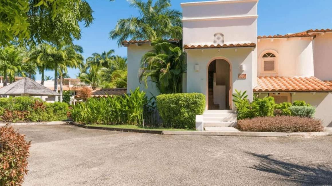 Villa 122 Sugar Hill Estate, pools, tennis, gym, 5 mins to beach