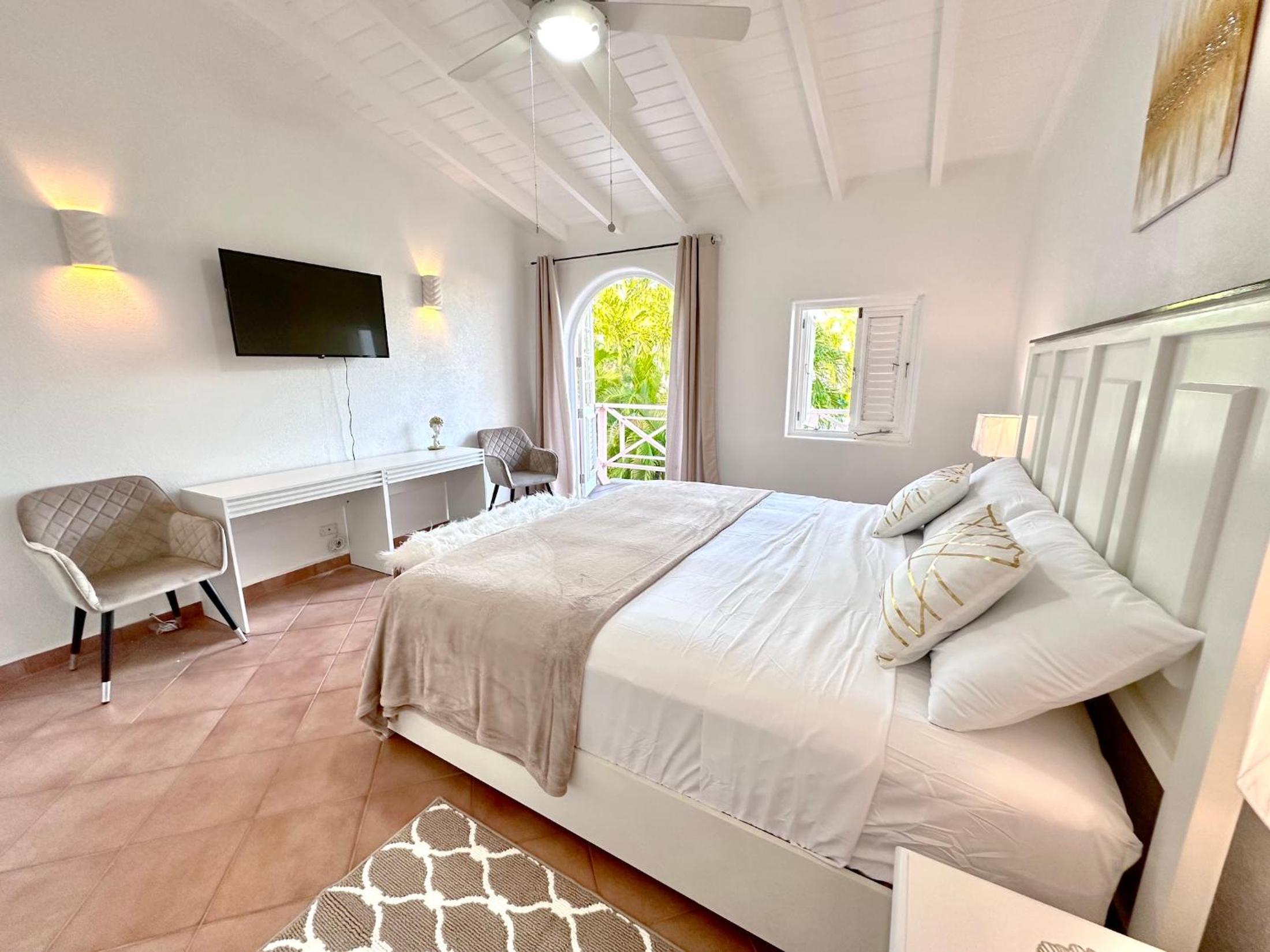 Villa 122 Sugar Hill Estate, pools, tennis, gym, 5 mins to beach