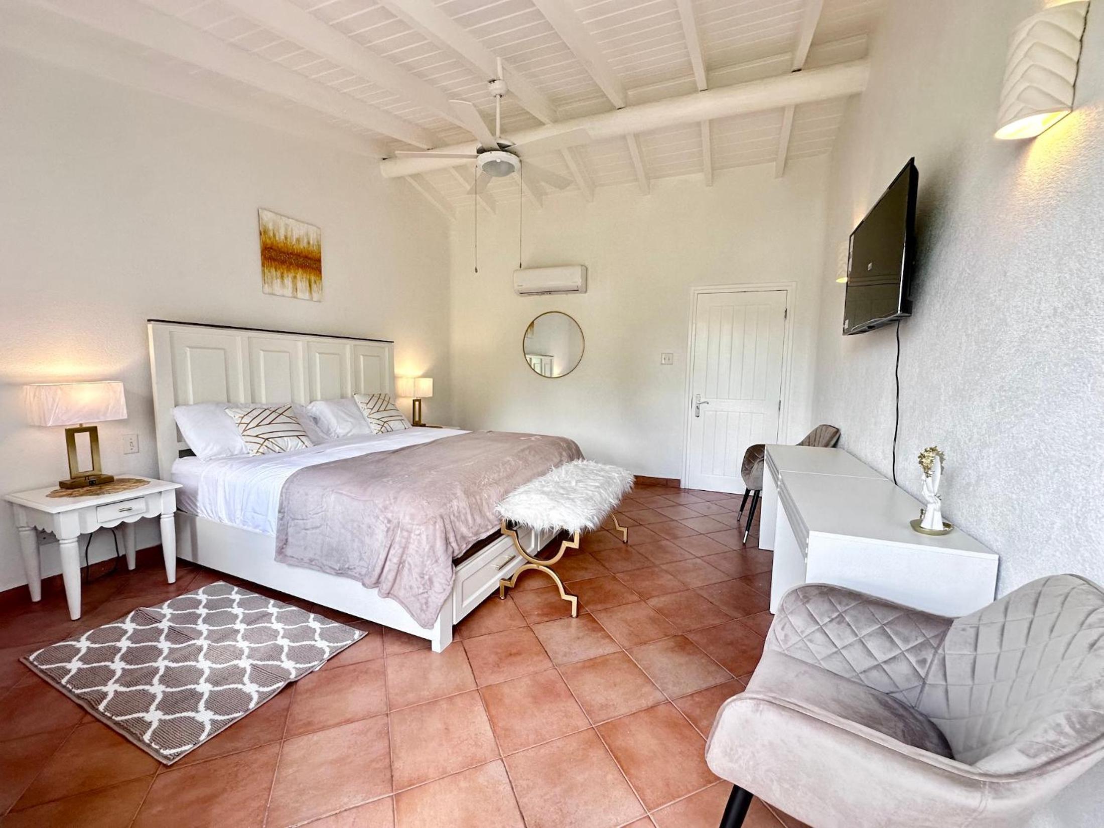 Villa 122 Sugar Hill Estate, pools, tennis, gym, 5 mins to beach