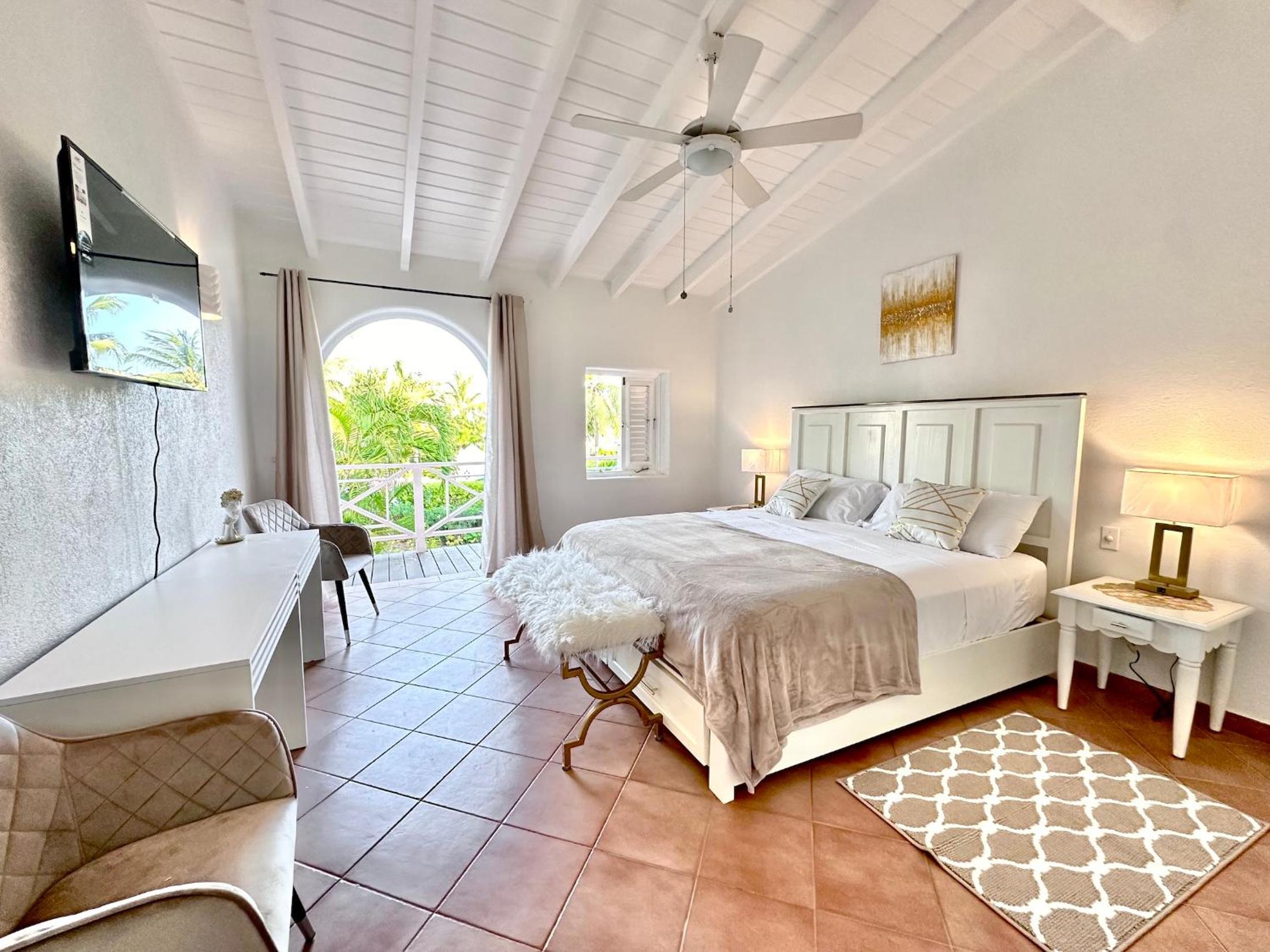 Villa 122 Sugar Hill Estate, pools, tennis, gym, 5 mins to beach