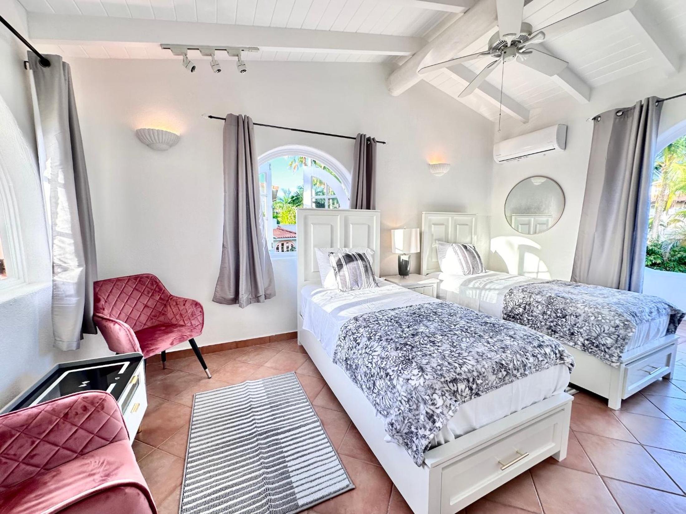 Villa 122 Sugar Hill Estate, pools, tennis, gym, 5 mins to beach