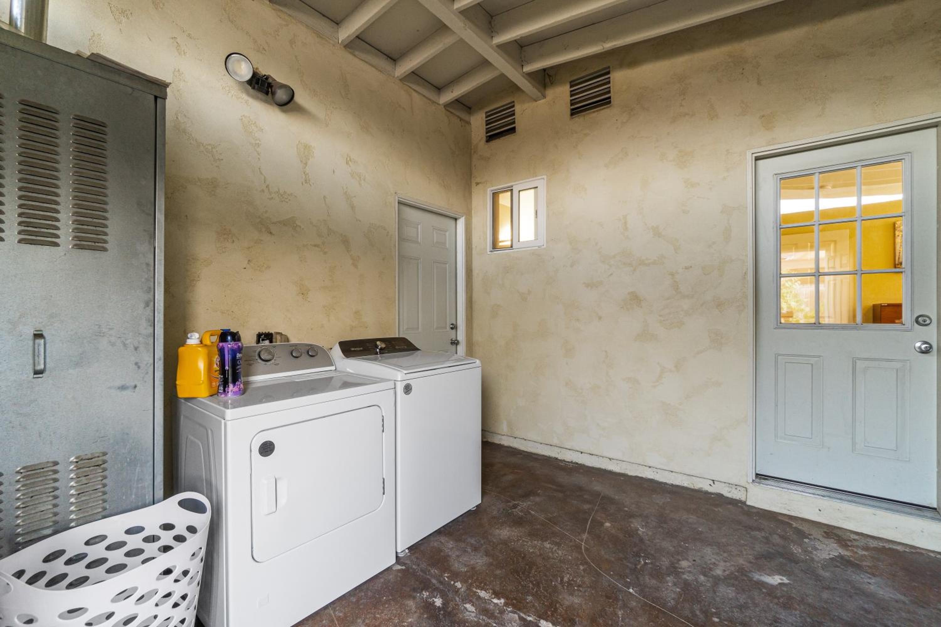 Entire Private Home with 3 Bedrooms 2 Bathrooms, Ranch-Style with Backyard, Crib, King Bed, and Free Parking, Available Now view 5