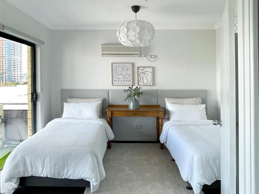 Stylish Executive City Pad w Parking and Pool