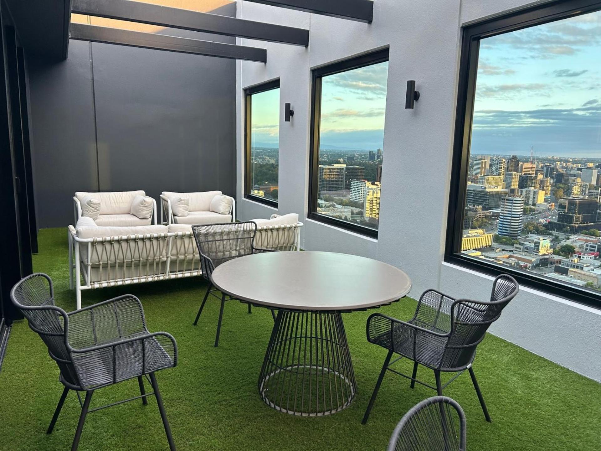 Ocean Views, Modern, Fast Wifi, Southbank Location