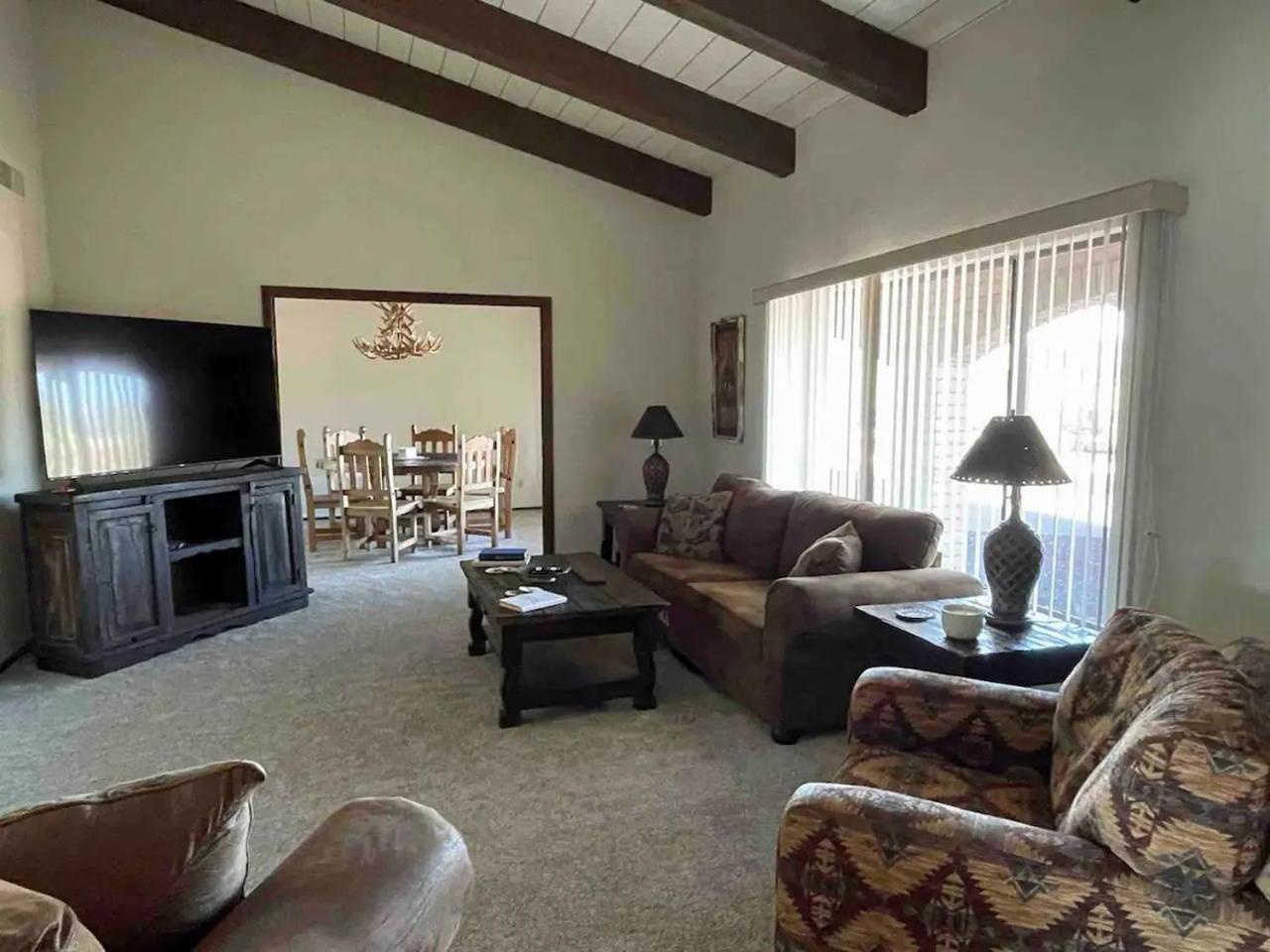The Team Ropers Ranch House view 5
