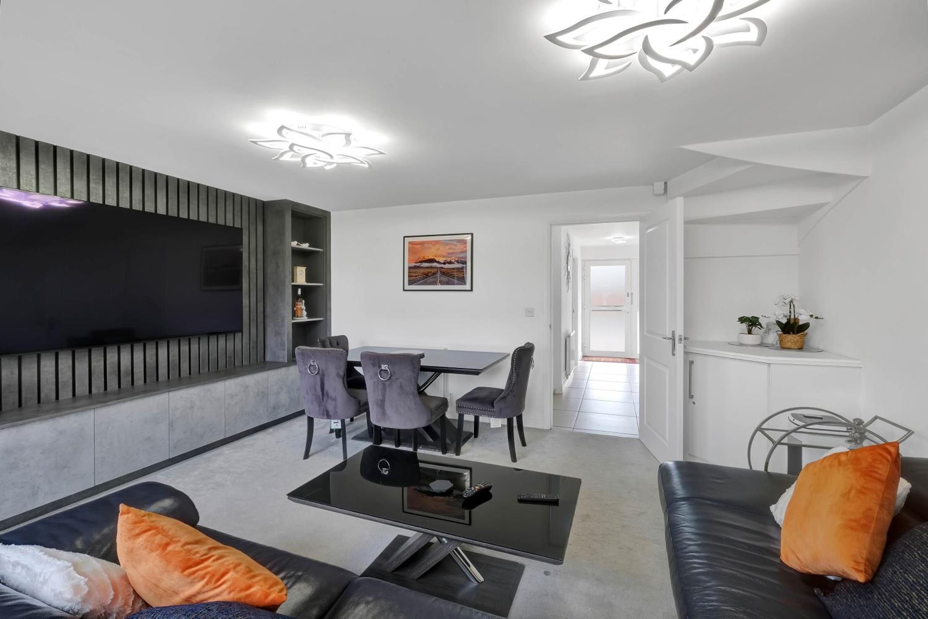3 Bedroom and 2 Bathroom House with Balcony & Parking view 4