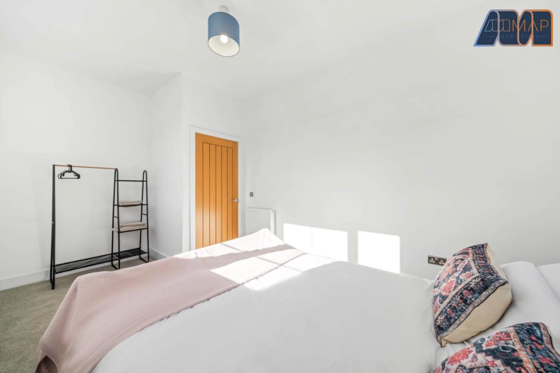 Free Parking! Modern Home 4Bed Fintry - Sleeps 8 view 5