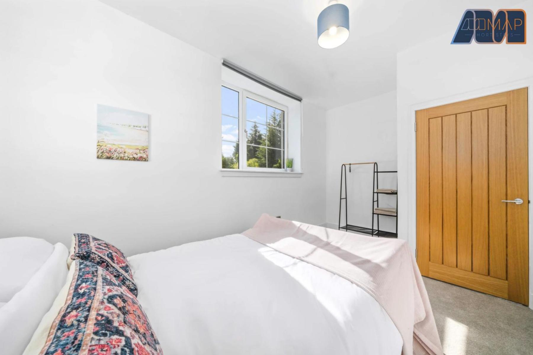 Free Parking! Modern Home 4Bed Fintry - Sleeps 8 view 4