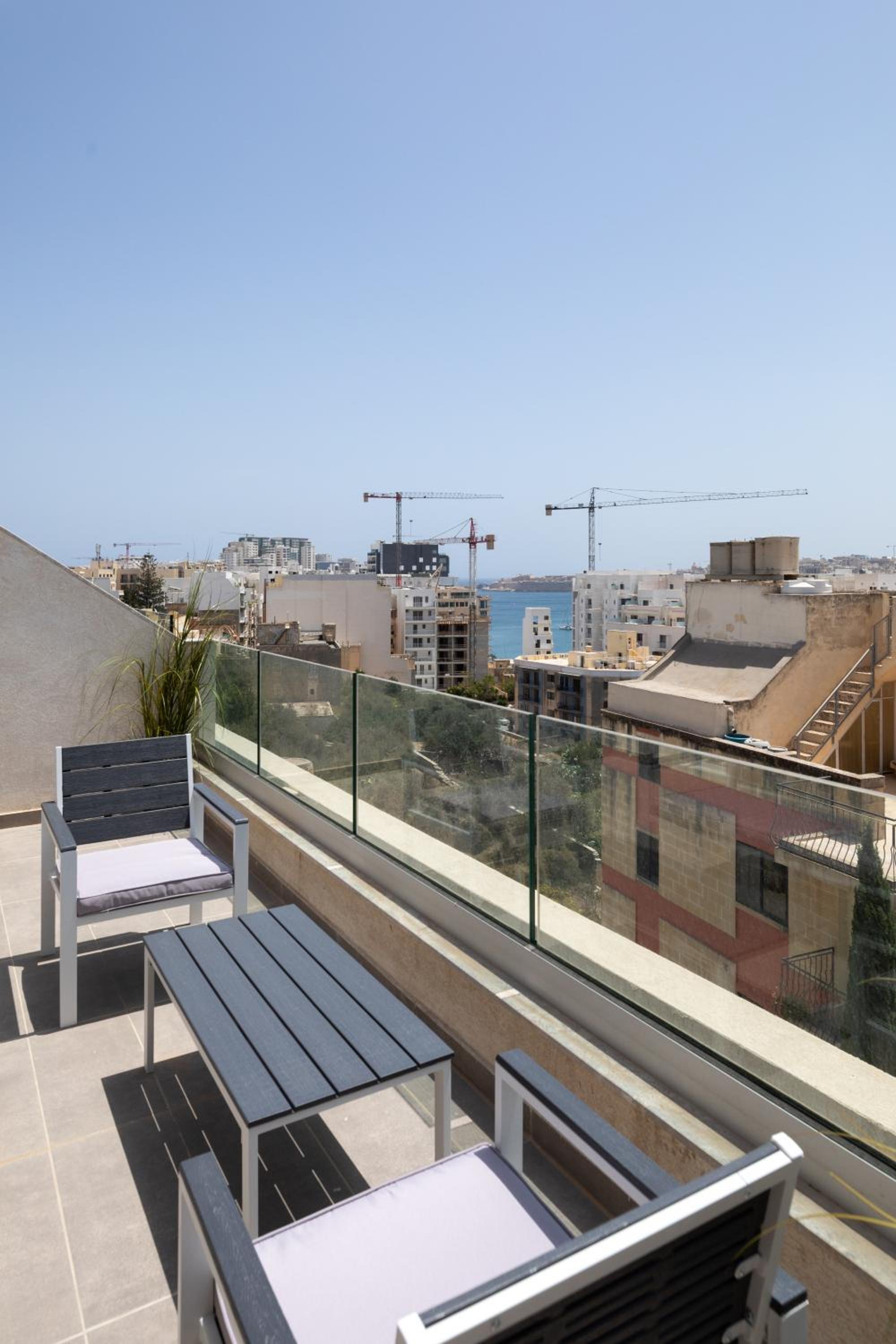 Modern 2BR Cosy Apartment with Large Terrace - Close to Manoel Island & Tigne Shopping Mall