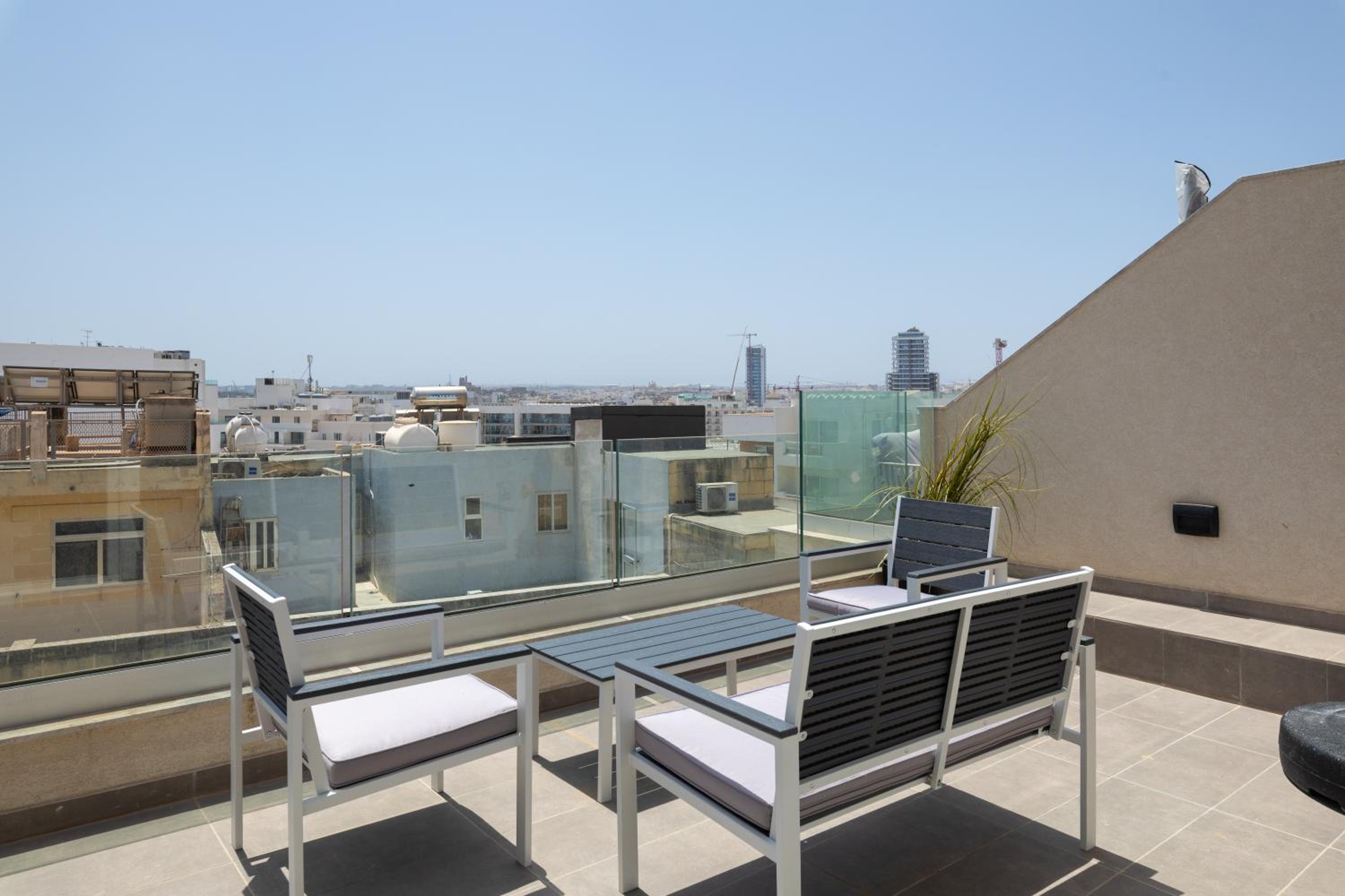 Modern 2BR Cosy Apartment with Large Terrace - Close to Manoel Island & Tigne Shopping Mall photo 5