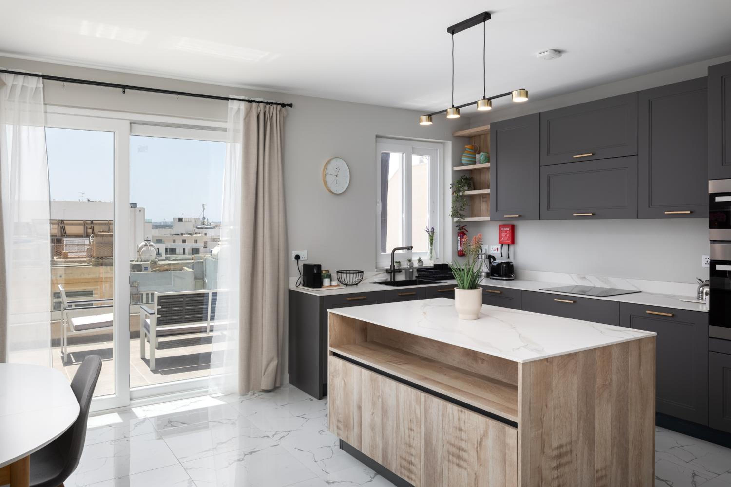 Modern 2BR Cosy Apartment with Large Terrace - Close to Manoel Island & Tigne Shopping Mall